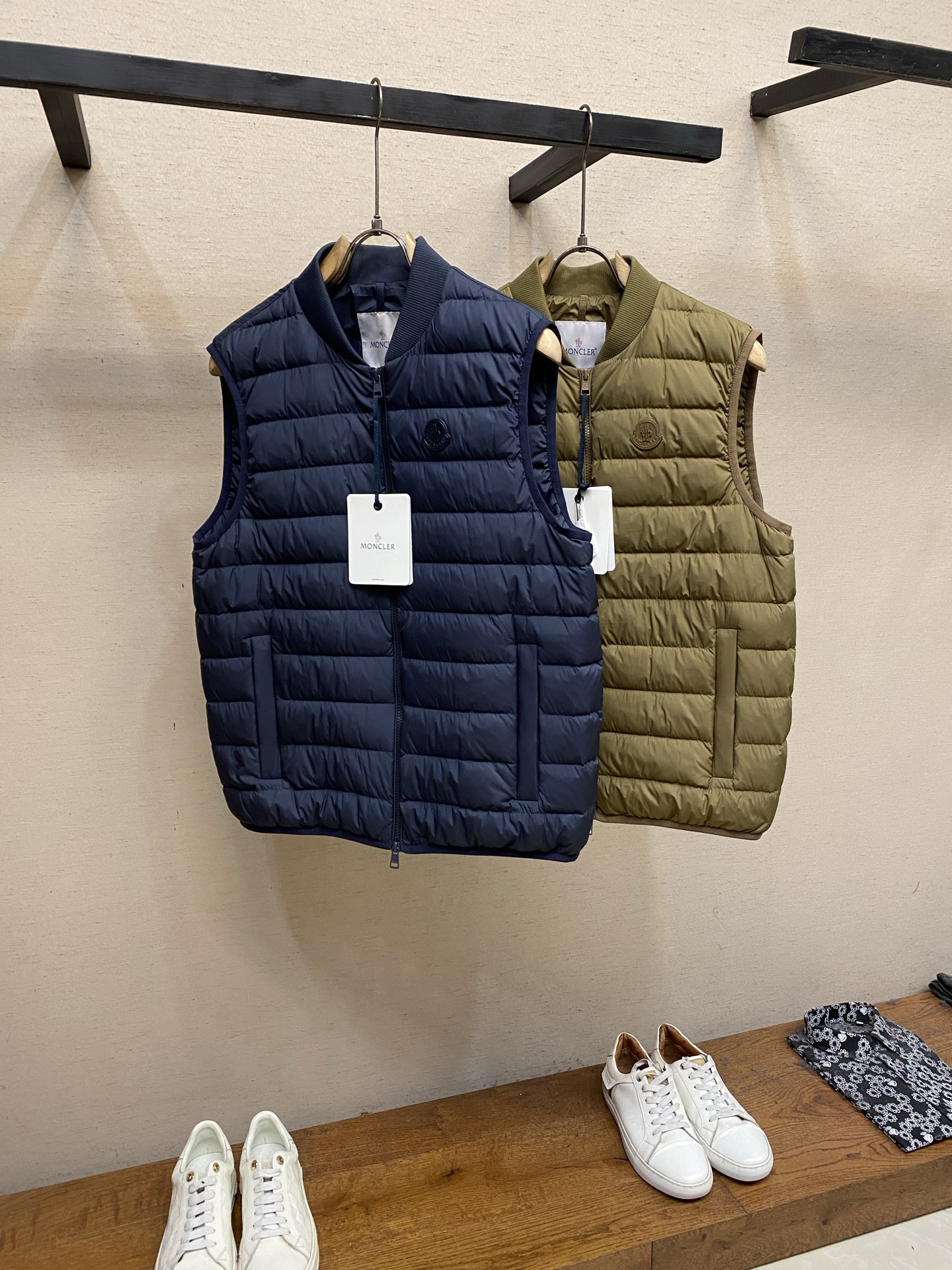 🌟🌟，，Moncler 棒球领羽绒马甲 面料选择： 高密锦纶原丝精密织造，选用细旦纤维经高密度平织工艺织就，纱线排布紧密