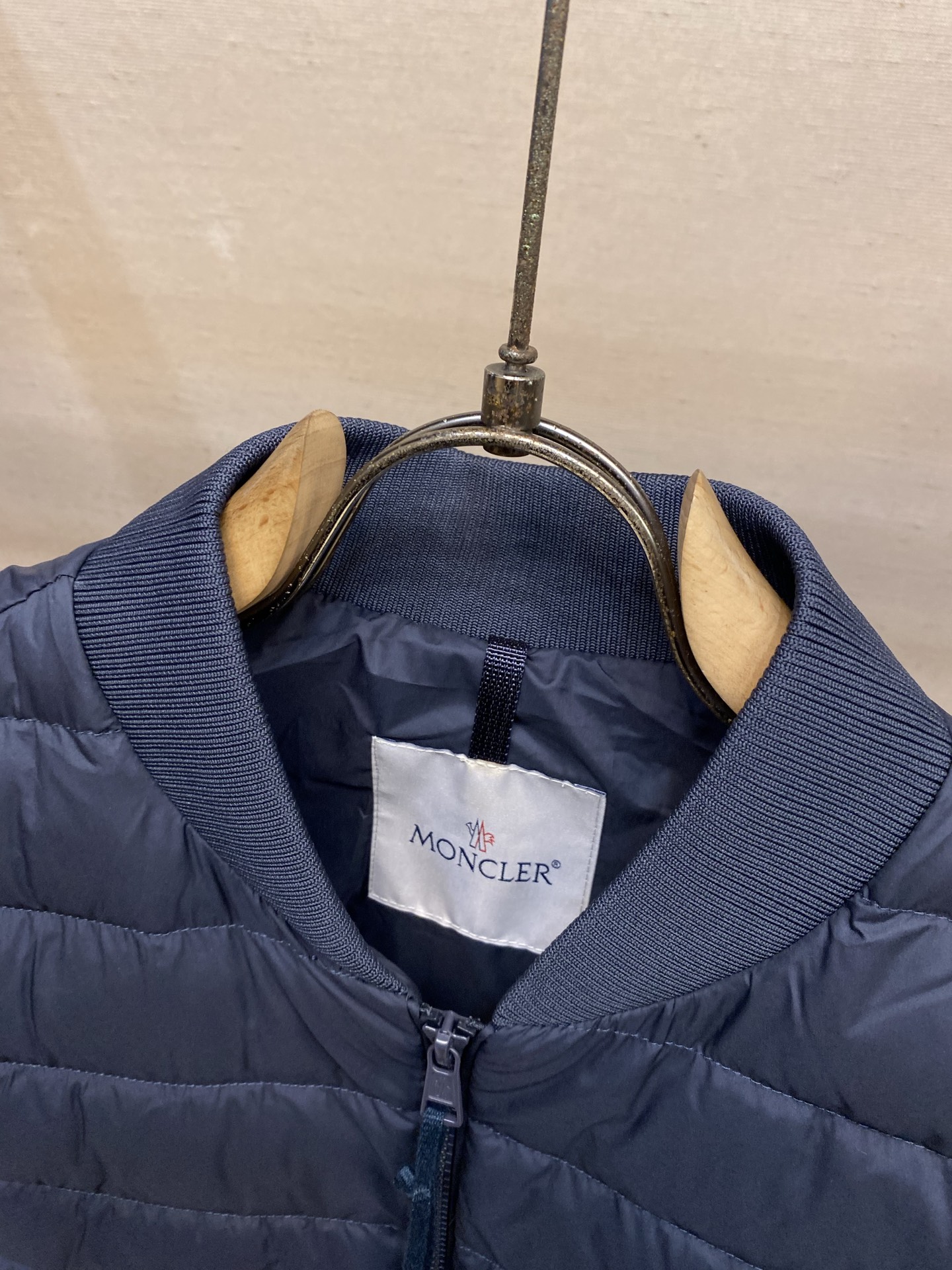 🌟🌟，，Moncler 棒球领羽绒马甲 面料选择： 高密锦纶原丝精密织造，选用细旦纤维经高密度平织工艺织就，纱线排布紧密