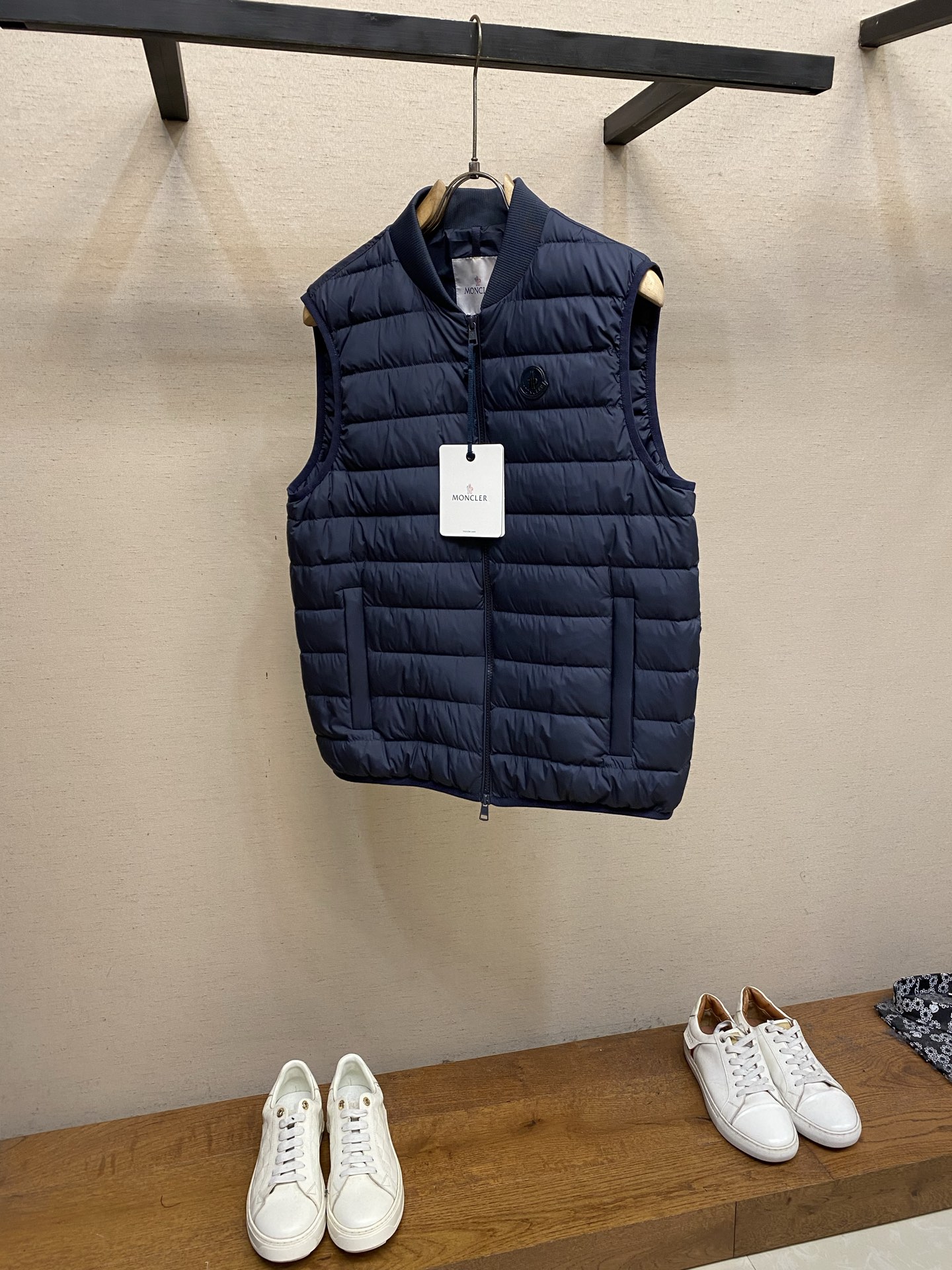 🌟🌟，，Moncler 棒球领羽绒马甲 面料选择： 高密锦纶原丝精密织造，选用细旦纤维经高密度平织工艺织就，纱线排布紧密