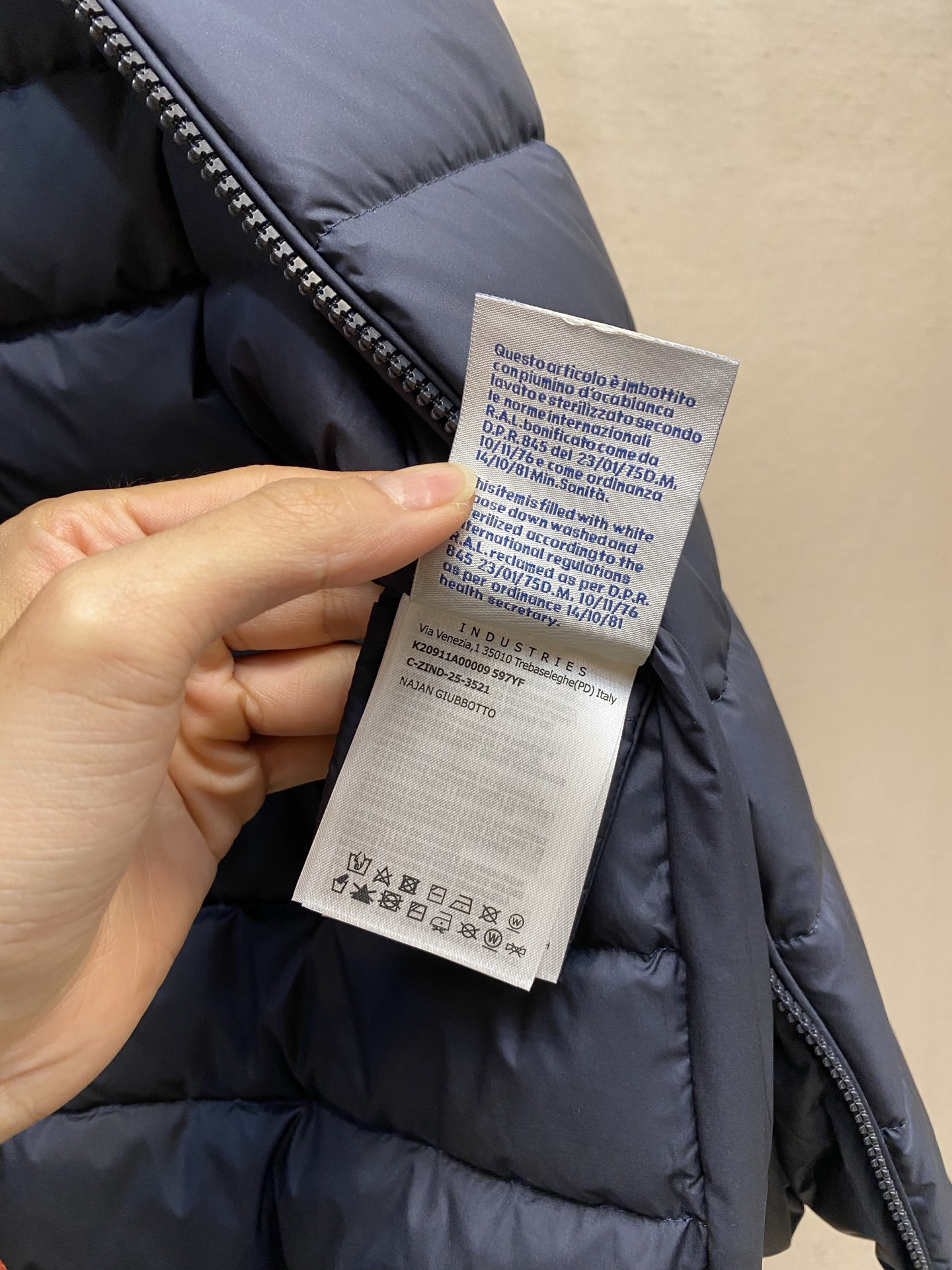 🌟🌟，，Moncler 棒球领羽绒马甲 面料选择： 高密锦纶原丝精密织造，选用细旦纤维经高密度平织工艺织就，纱线排布紧密