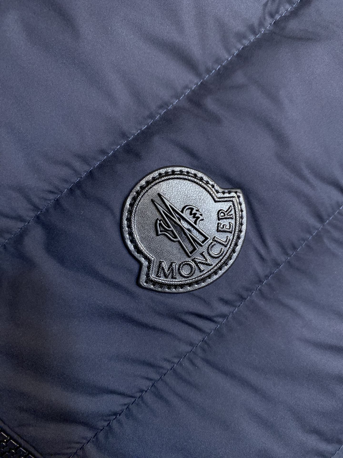 🌟🌟，，Moncler 棒球领羽绒马甲 面料选择： 高密锦纶原丝精密织造，选用细旦纤维经高密度平织工艺织就，纱线排布紧密