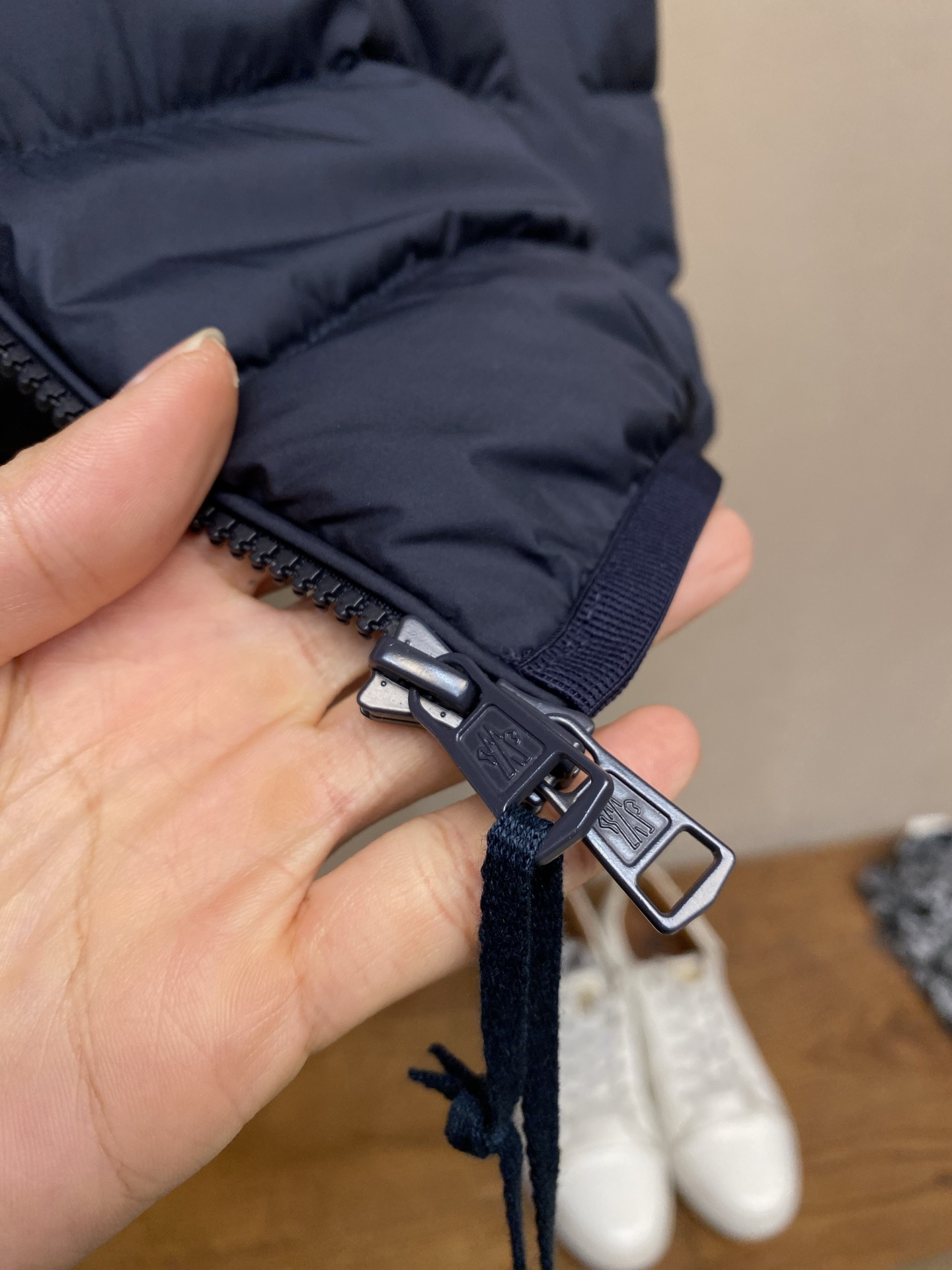🌟🌟，，Moncler 棒球领羽绒马甲 面料选择： 高密锦纶原丝精密织造，选用细旦纤维经高密度平织工艺织就，纱线排布紧密