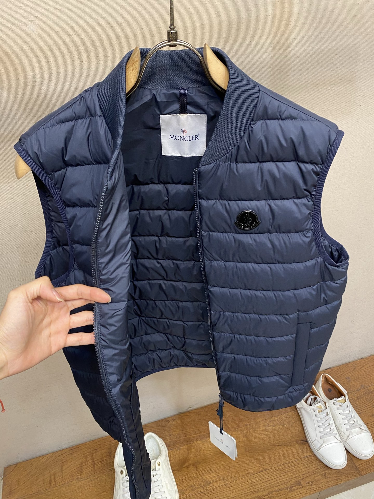 🌟🌟，，Moncler 棒球领羽绒马甲 面料选择： 高密锦纶原丝精密织造，选用细旦纤维经高密度平织工艺织就，纱线排布紧密