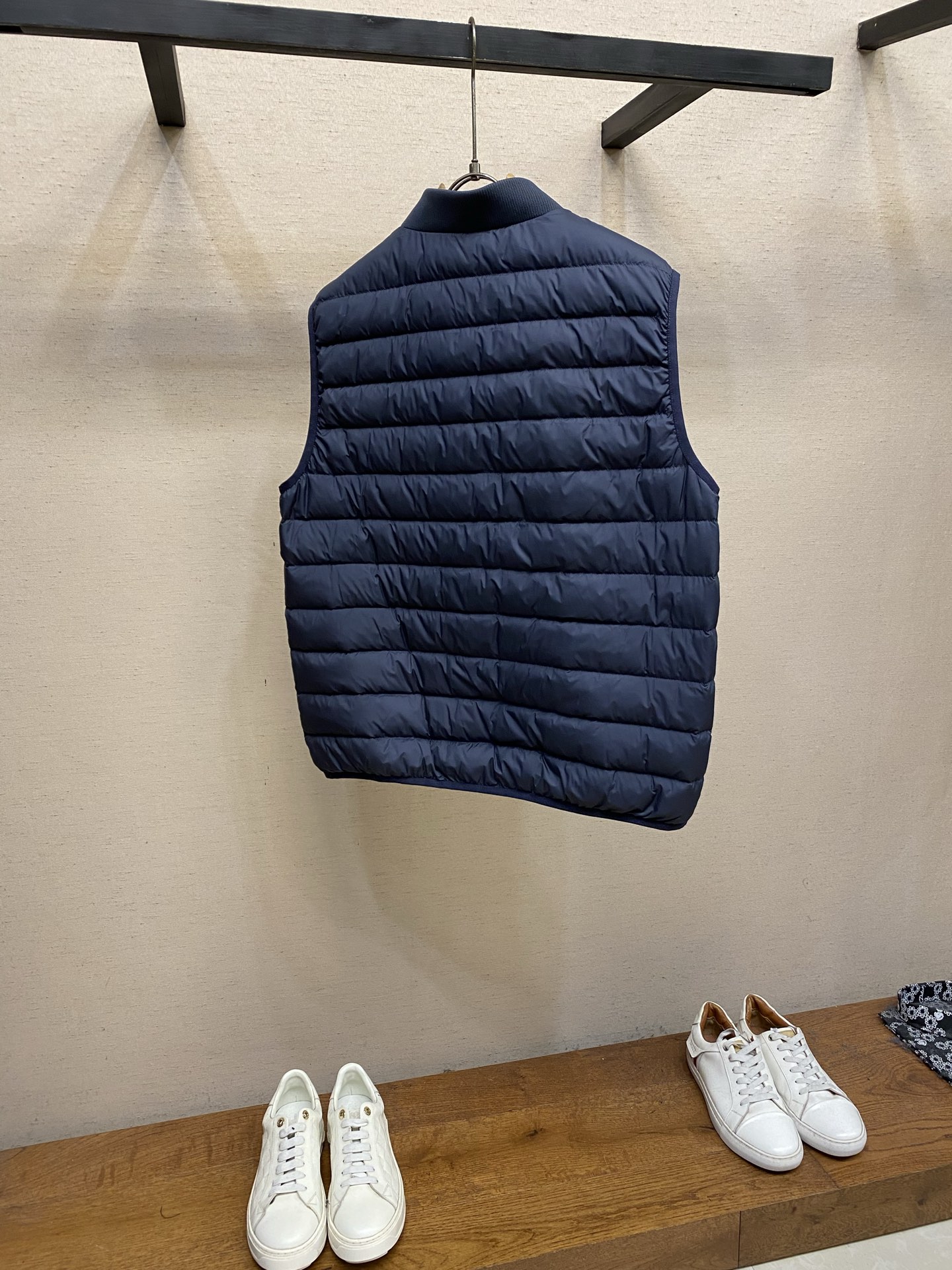 🌟🌟，，Moncler 棒球领羽绒马甲 面料选择： 高密锦纶原丝精密织造，选用细旦纤维经高密度平织工艺织就，纱线排布紧密