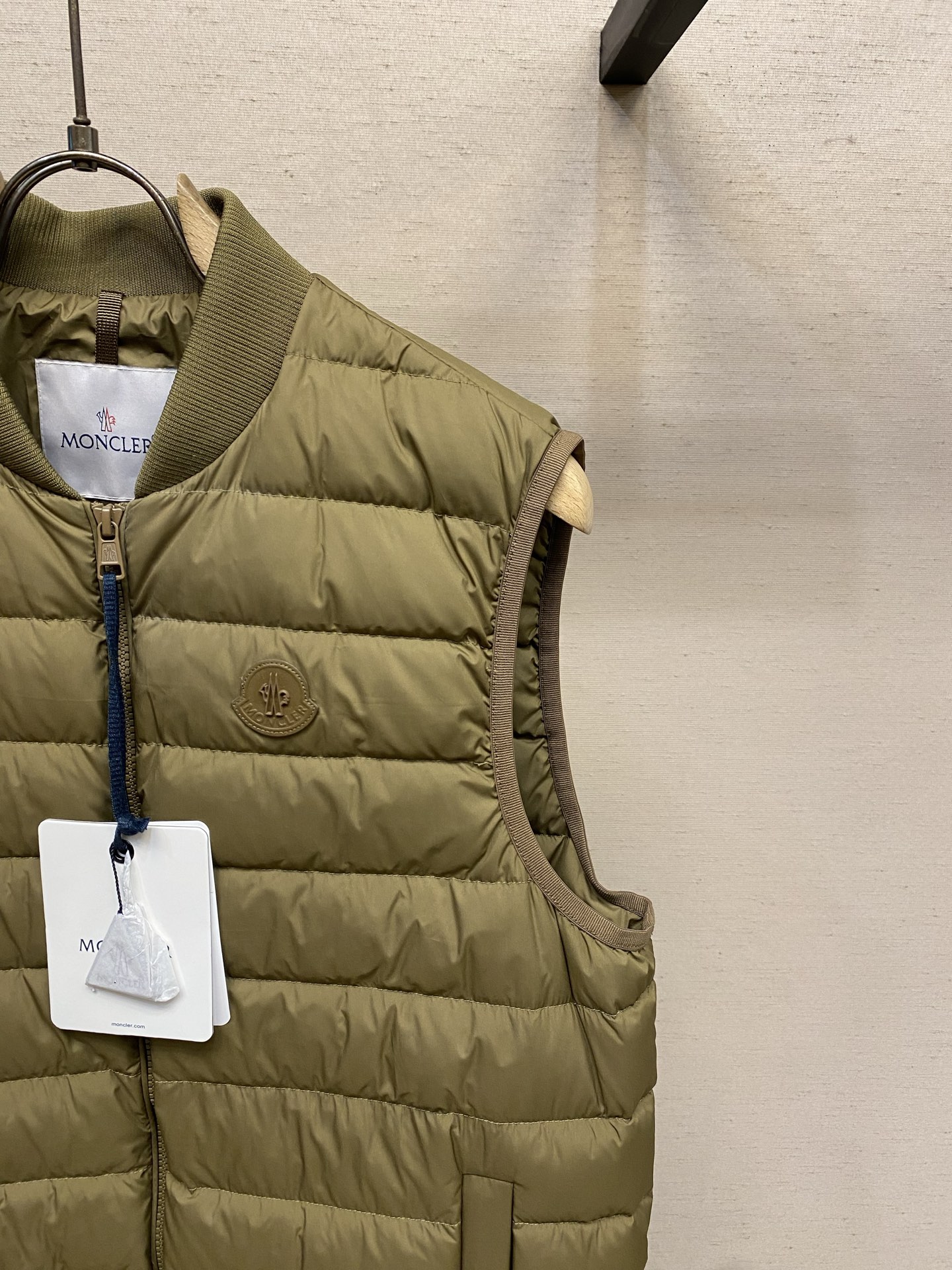🌟🌟，，Moncler 棒球领羽绒马甲 面料选择： 高密锦纶原丝精密织造，选用细旦纤维经高密度平织工艺织就，纱线排布紧密
