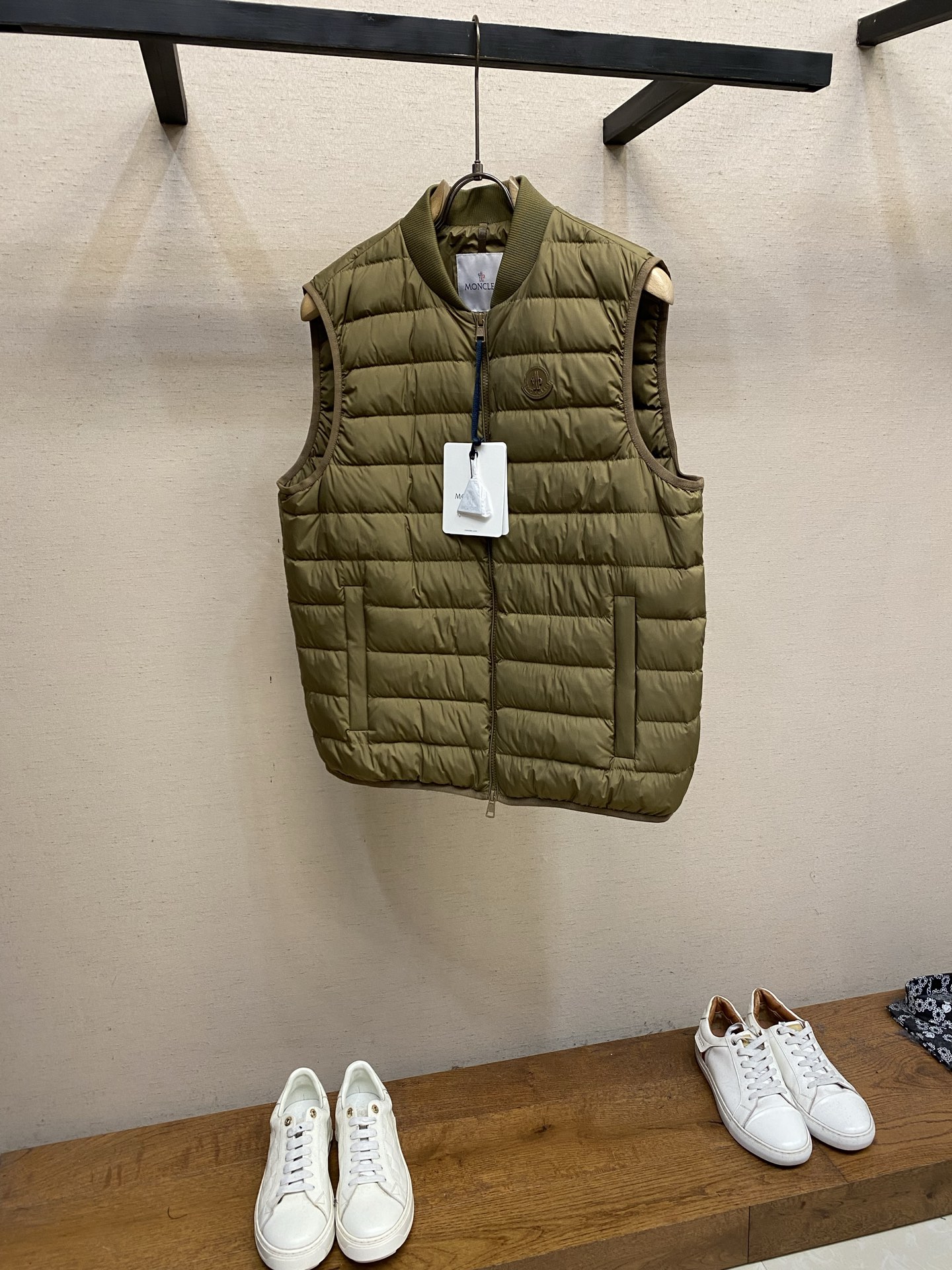 🌟🌟，，Moncler 棒球领羽绒马甲 面料选择： 高密锦纶原丝精密织造，选用细旦纤维经高密度平织工艺织就，纱线排布紧密