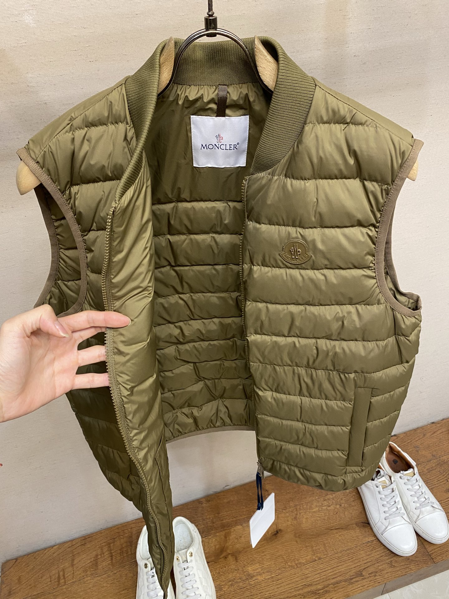 🌟🌟，，Moncler 棒球领羽绒马甲 面料选择： 高密锦纶原丝精密织造，选用细旦纤维经高密度平织工艺织就，纱线排布紧密