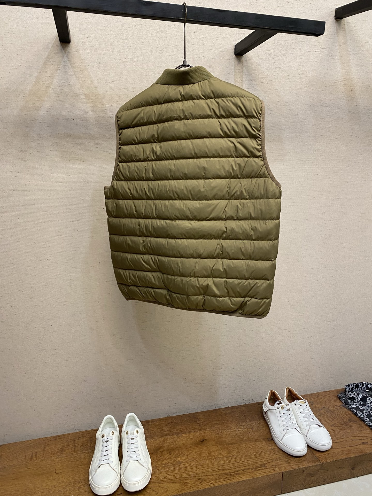 🌟🌟，，Moncler 棒球领羽绒马甲 面料选择： 高密锦纶原丝精密织造，选用细旦纤维经高密度平织工艺织就，纱线排布紧密
