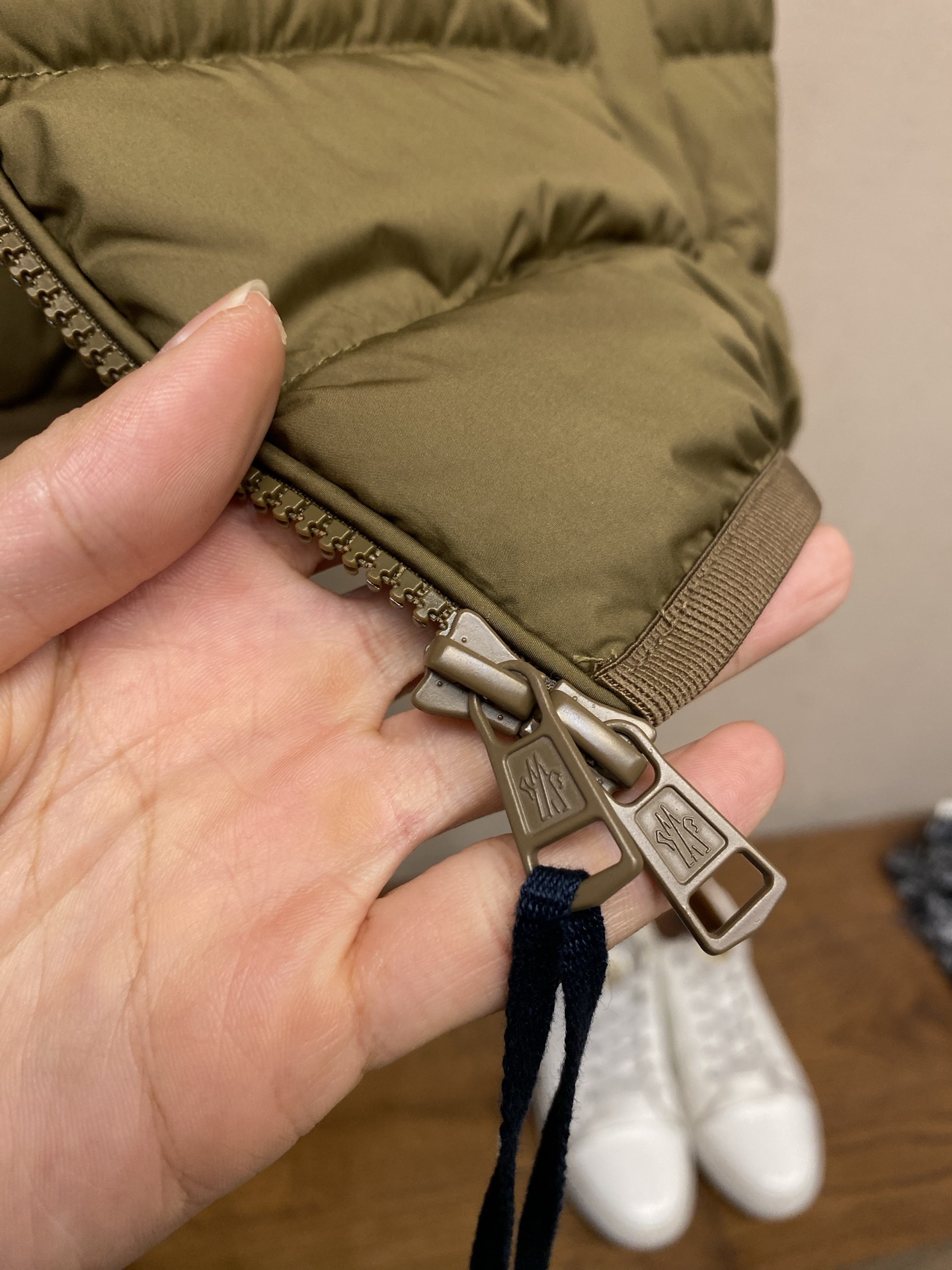 🌟🌟，，Moncler 棒球领羽绒马甲 面料选择： 高密锦纶原丝精密织造，选用细旦纤维经高密度平织工艺织就，纱线排布紧密