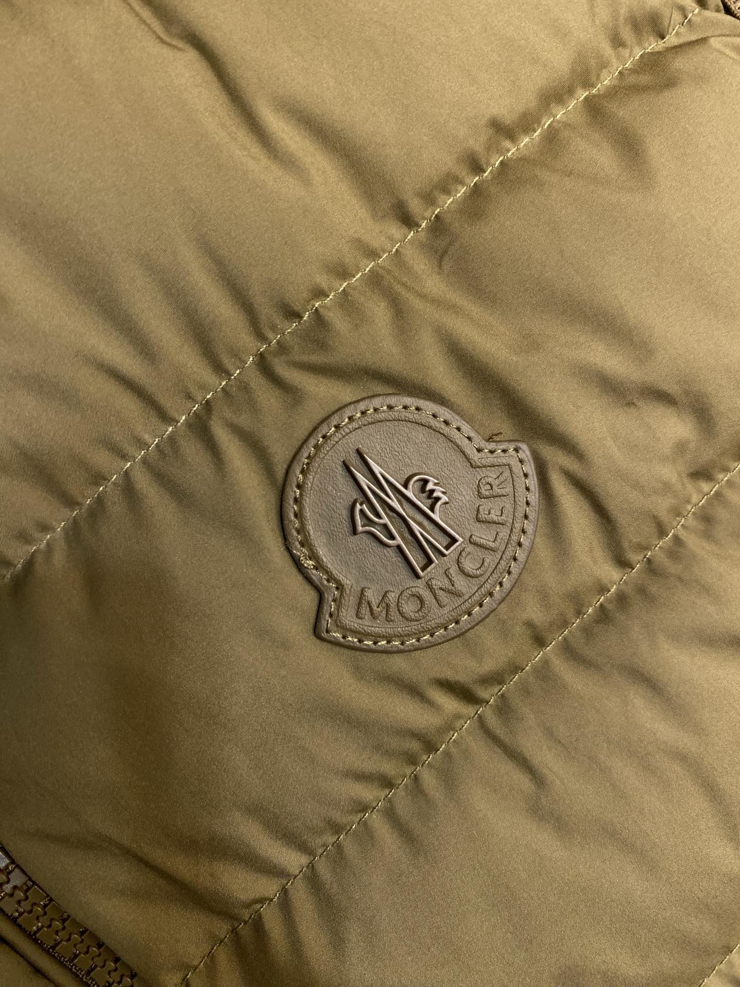 🌟🌟，，Moncler 棒球领羽绒马甲 面料选择： 高密锦纶原丝精密织造，选用细旦纤维经高密度平织工艺织就，纱线排布紧密