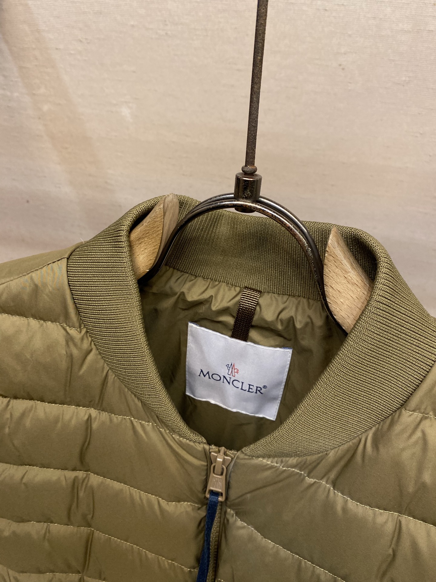 🌟🌟，，Moncler 棒球领羽绒马甲 面料选择： 高密锦纶原丝精密织造，选用细旦纤维经高密度平织工艺织就，纱线排布紧密