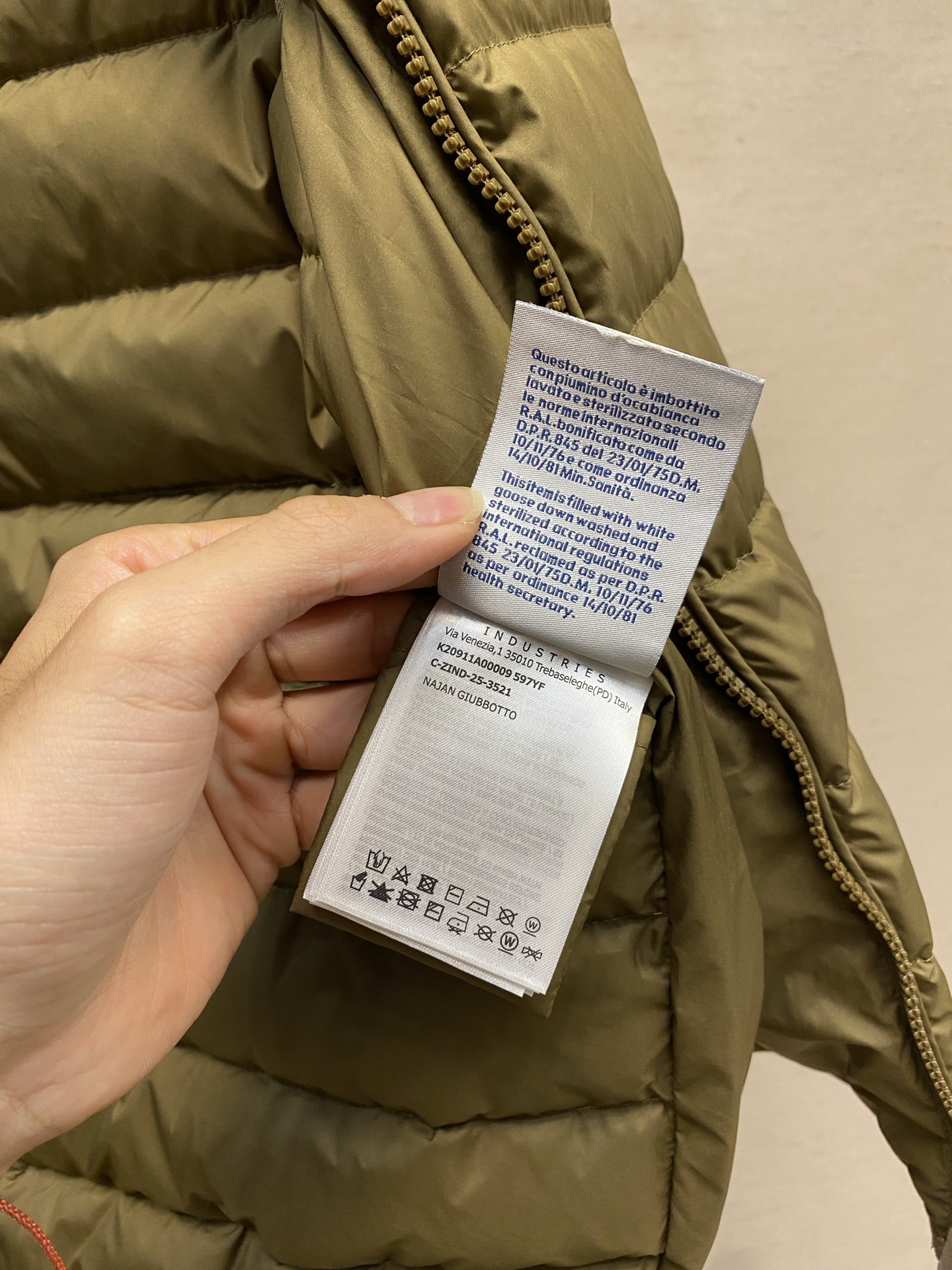 🌟🌟，，Moncler 棒球领羽绒马甲 面料选择： 高密锦纶原丝精密织造，选用细旦纤维经高密度平织工艺织就，纱线排布紧密