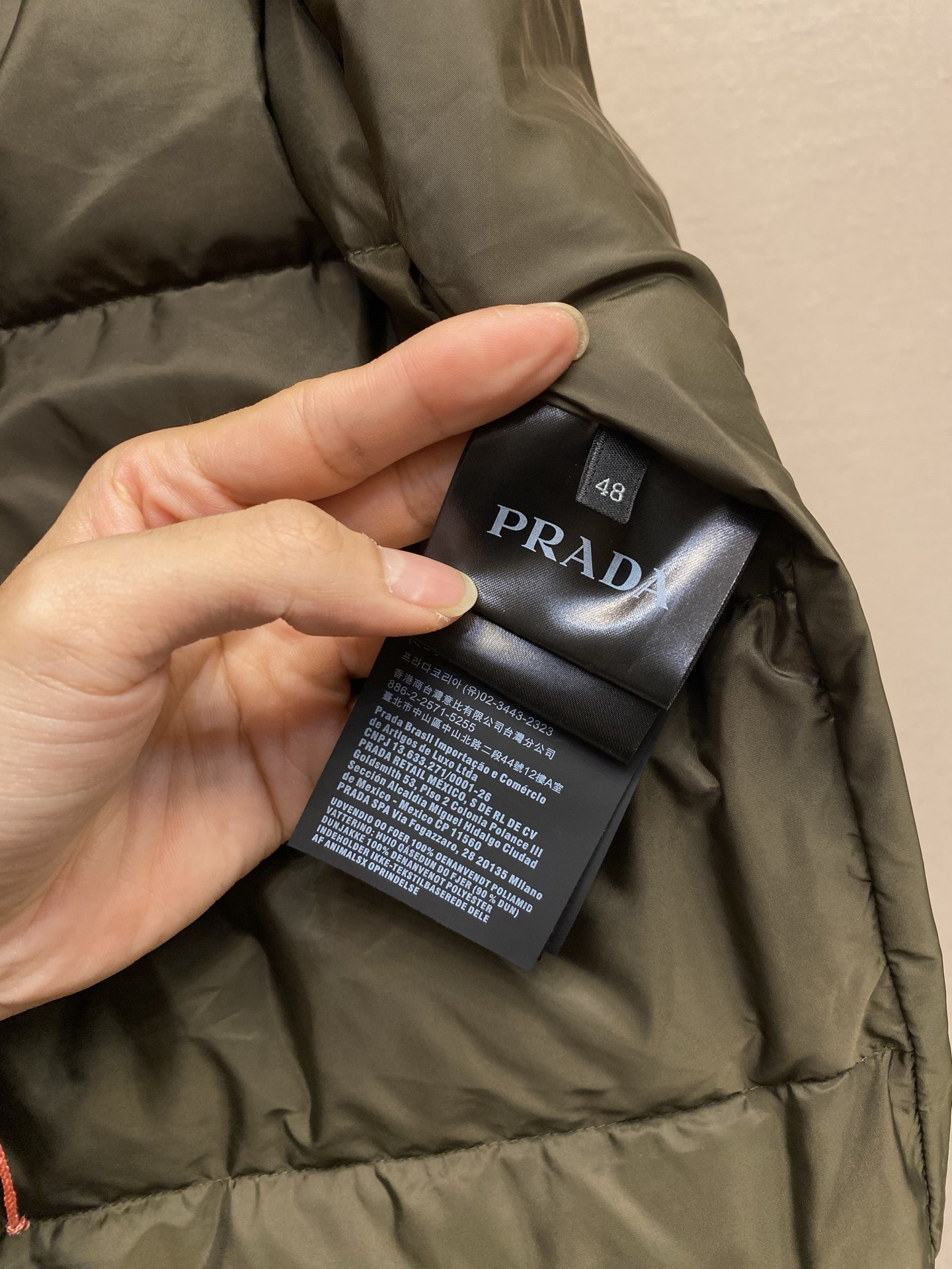 🌟🌟，，Prada 饰标羽绒马甲： 面料选择:  选用100%锦纶制成的再生尼龙面料，通过先进的纺织技术，编织成紧密且坚