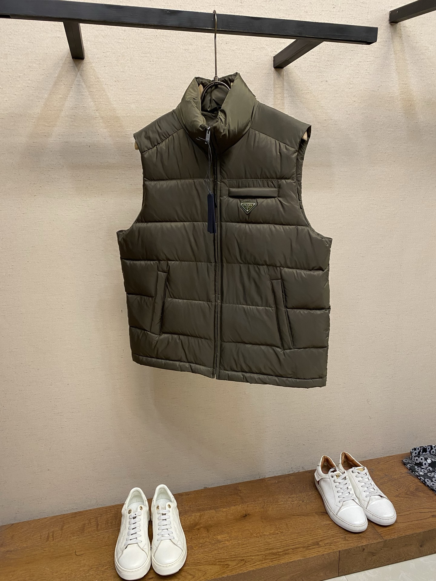 🌟🌟，，Prada 饰标羽绒马甲： 面料选择:  选用100%锦纶制成的再生尼龙面料，通过先进的纺织技术，编织成紧密且坚