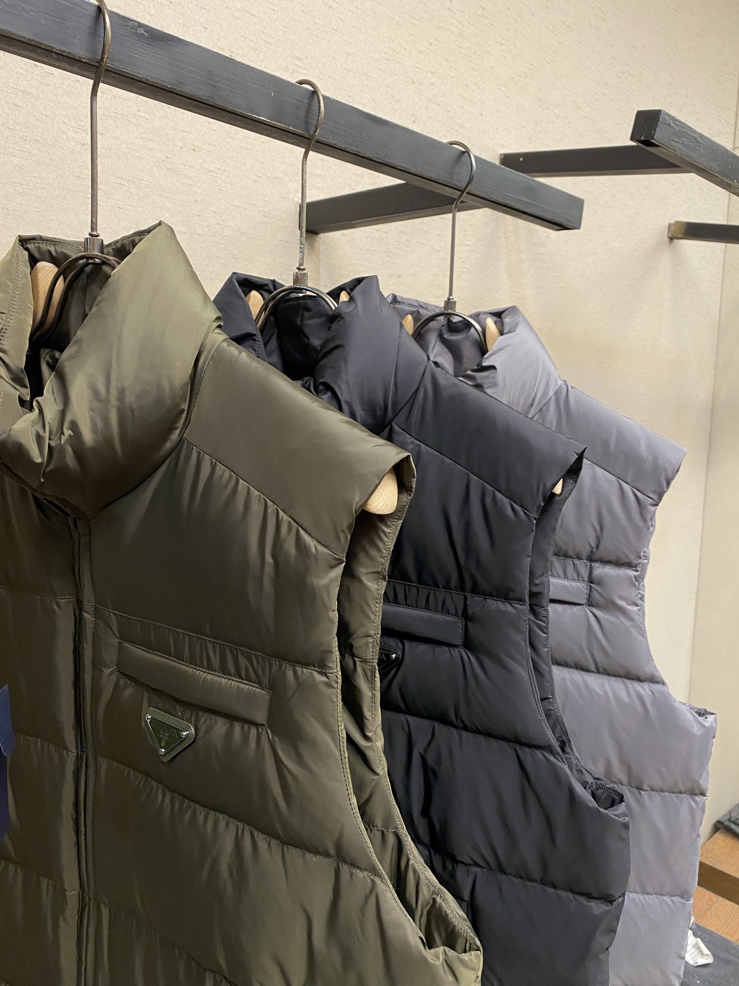 🌟🌟，，Prada 饰标羽绒马甲： 面料选择:  选用100%锦纶制成的再生尼龙面料，通过先进的纺织技术，编织成紧密且坚
