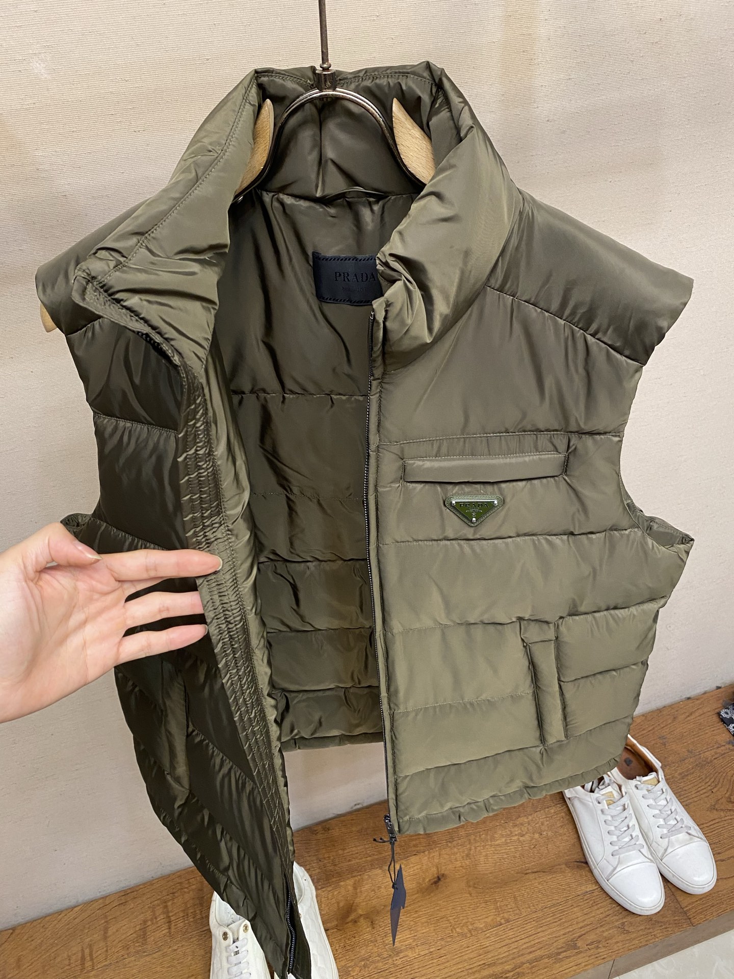 🌟🌟，，Prada 饰标羽绒马甲： 面料选择:  选用100%锦纶制成的再生尼龙面料，通过先进的纺织技术，编织成紧密且坚