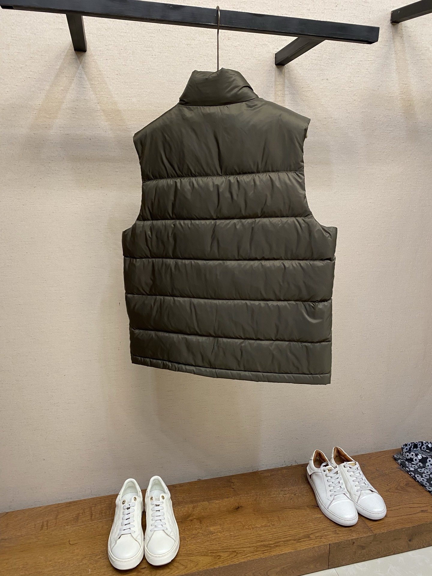 🌟🌟，，Prada 饰标羽绒马甲： 面料选择:  选用100%锦纶制成的再生尼龙面料，通过先进的纺织技术，编织成紧密且坚