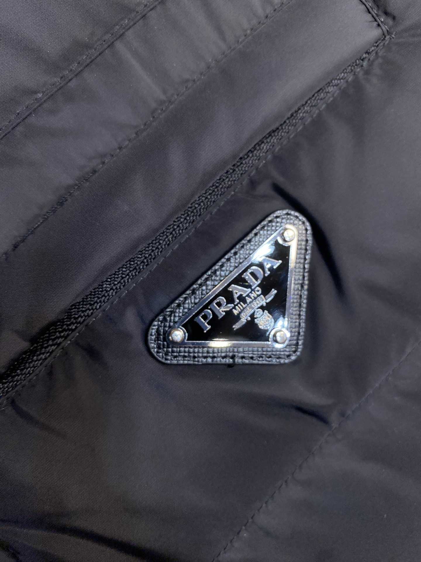 🌟🌟，，Prada 饰标羽绒马甲： 面料选择:  选用100%锦纶制成的再生尼龙面料，通过先进的纺织技术，编织成紧密且坚