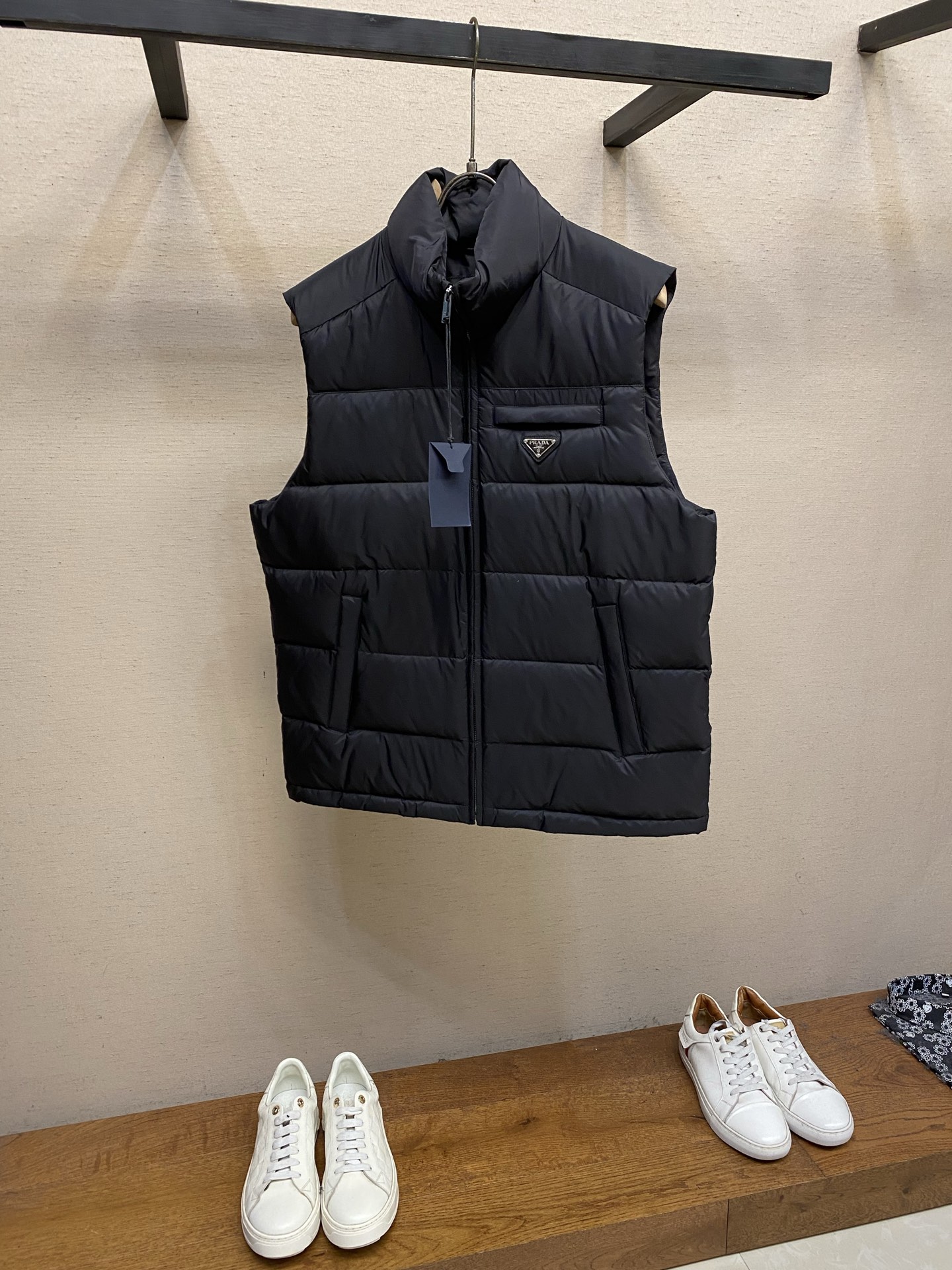 🌟🌟，，Prada 饰标羽绒马甲： 面料选择:  选用100%锦纶制成的再生尼龙面料，通过先进的纺织技术，编织成紧密且坚