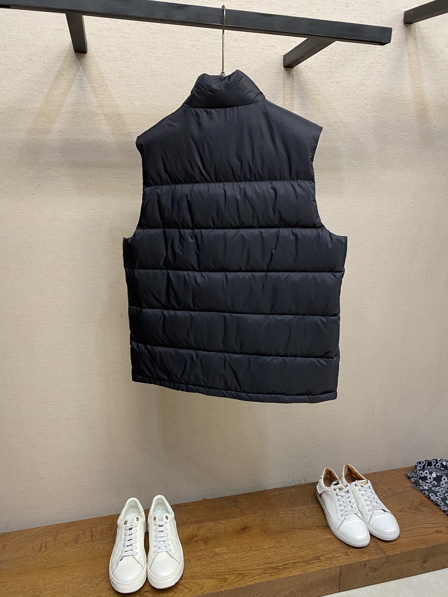 🌟🌟，，Prada 饰标羽绒马甲： 面料选择:  选用100%锦纶制成的再生尼龙面料，通过先进的纺织技术，编织成紧密且坚