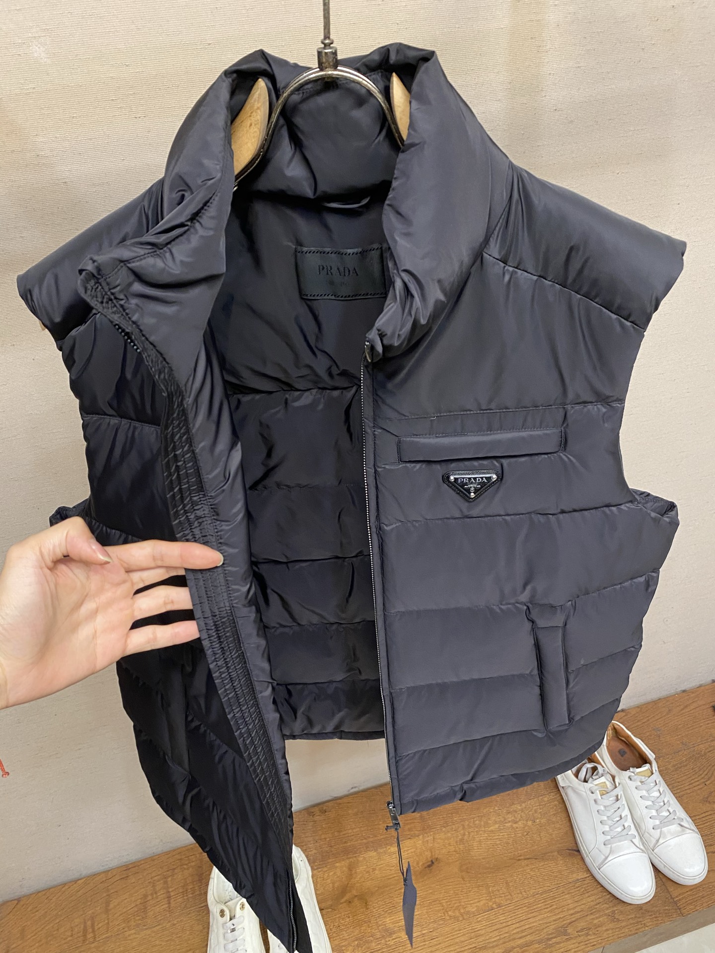 🌟🌟，，Prada 饰标羽绒马甲： 面料选择:  选用100%锦纶制成的再生尼龙面料，通过先进的纺织技术，编织成紧密且坚