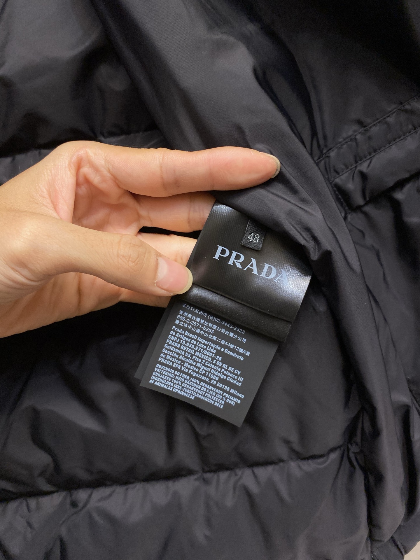 🌟🌟，，Prada 饰标羽绒马甲： 面料选择:  选用100%锦纶制成的再生尼龙面料，通过先进的纺织技术，编织成紧密且坚