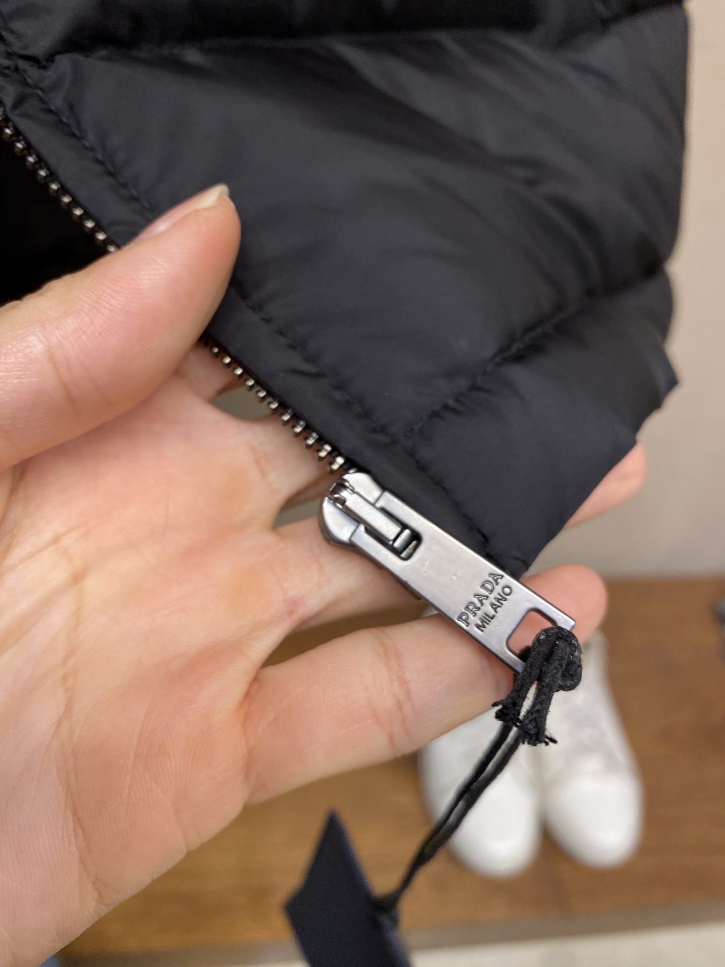 🌟🌟，，Prada 饰标羽绒马甲： 面料选择:  选用100%锦纶制成的再生尼龙面料，通过先进的纺织技术，编织成紧密且坚