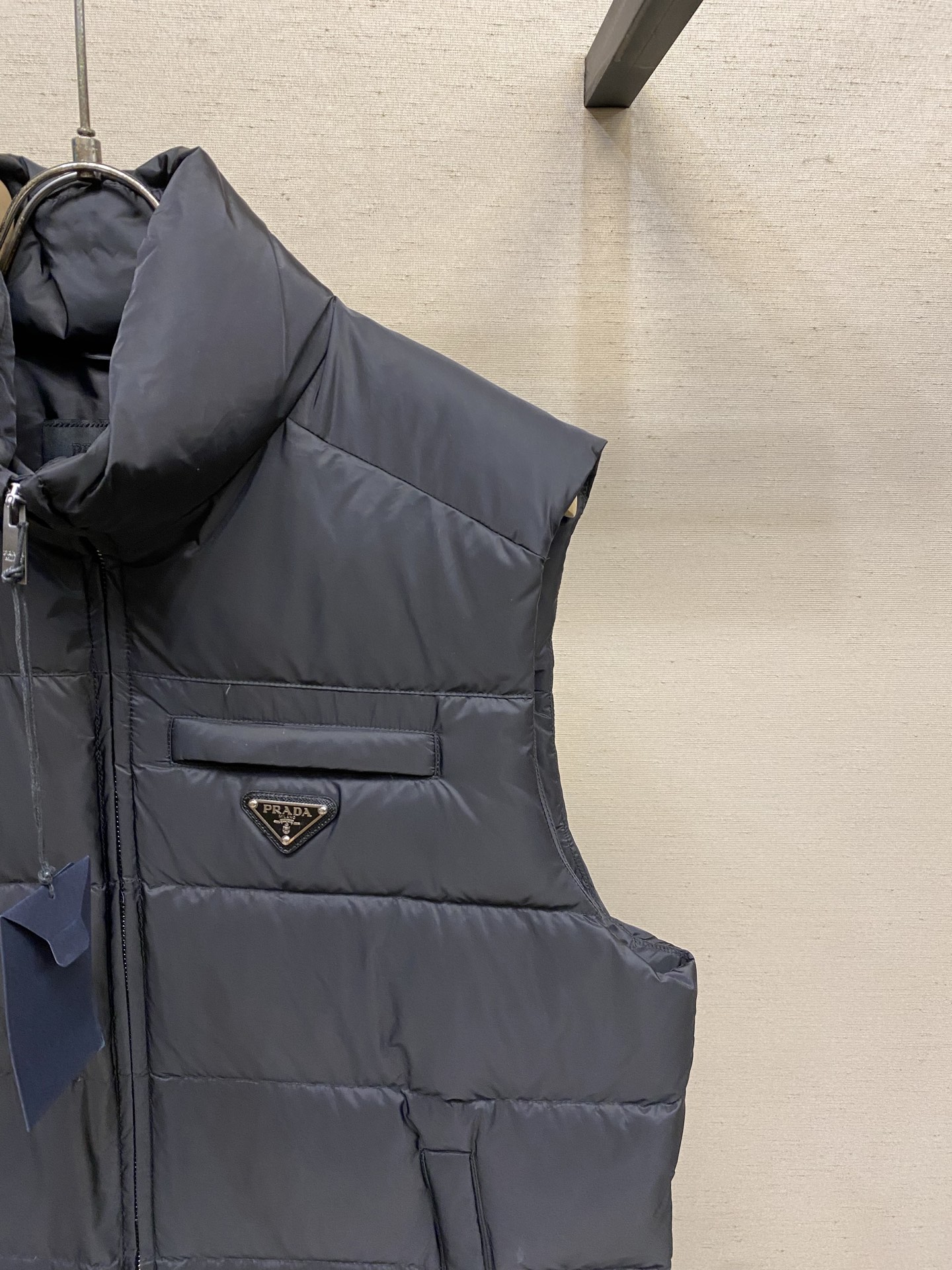 🌟🌟，，Prada 饰标羽绒马甲： 面料选择:  选用100%锦纶制成的再生尼龙面料，通过先进的纺织技术，编织成紧密且坚