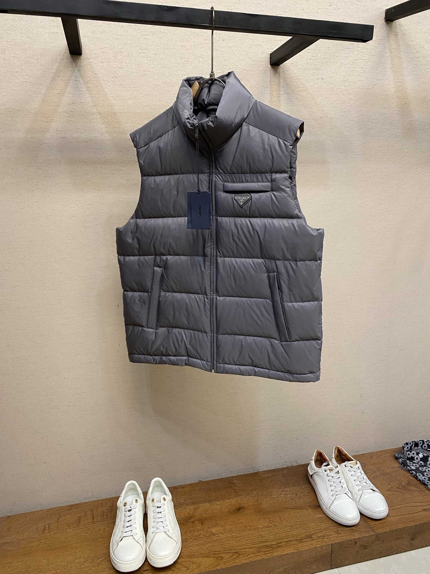🌟🌟，，Prada 饰标羽绒马甲： 面料选择:  选用100%锦纶制成的再生尼龙面料，通过先进的纺织技术，编织成紧密且坚
