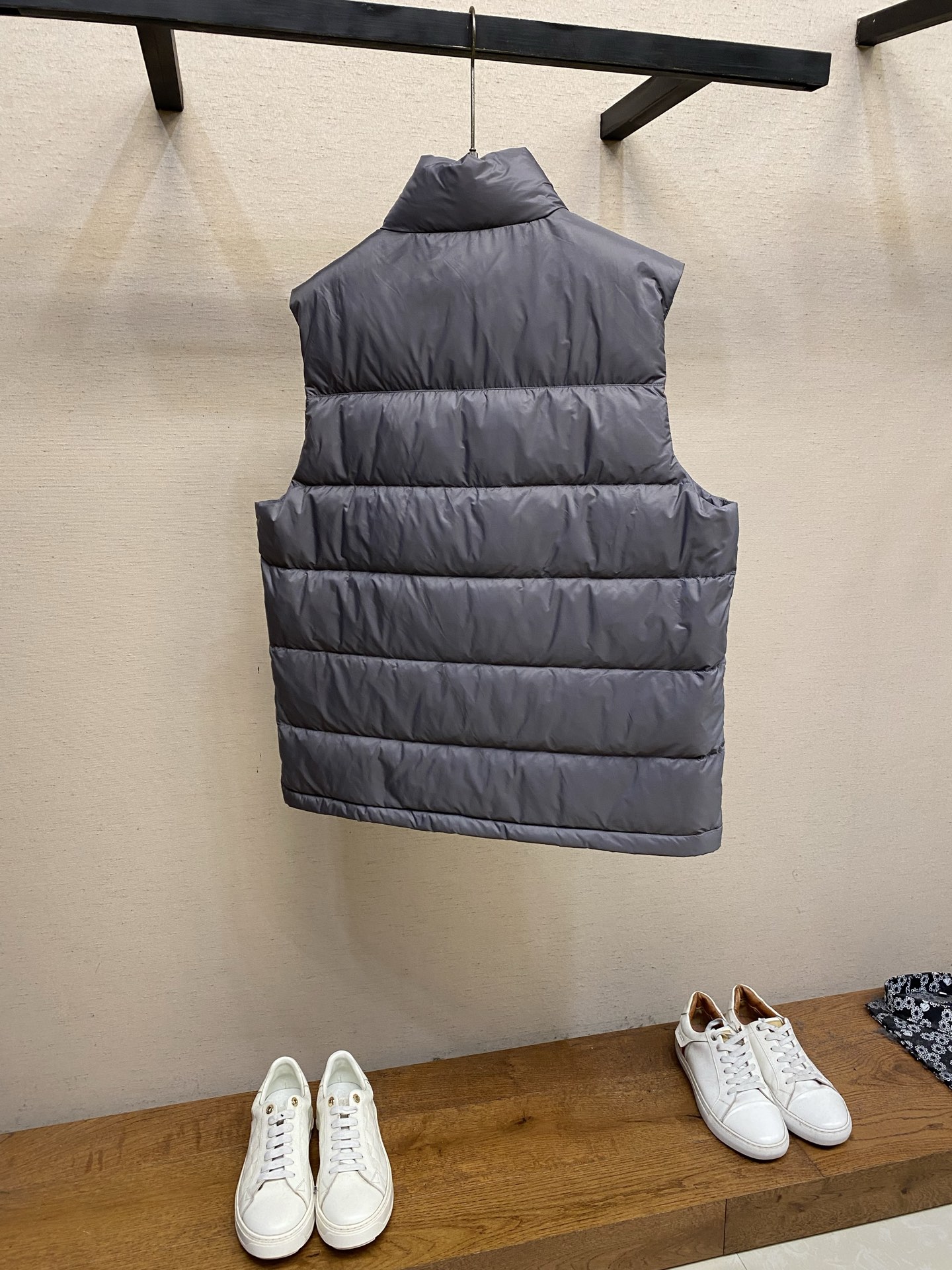 🌟🌟，，Prada 饰标羽绒马甲： 面料选择:  选用100%锦纶制成的再生尼龙面料，通过先进的纺织技术，编织成紧密且坚