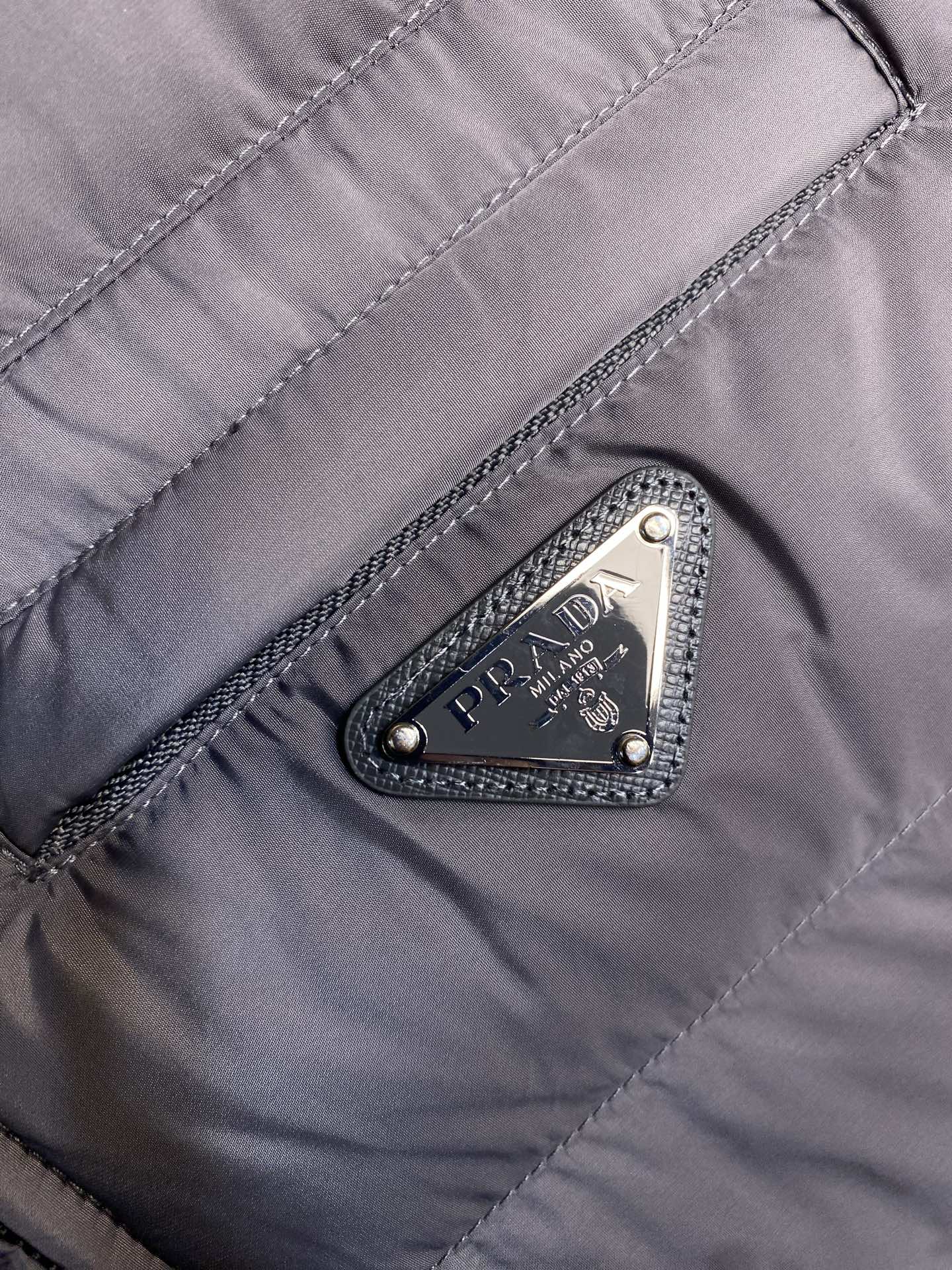 🌟🌟，，Prada 饰标羽绒马甲： 面料选择:  选用100%锦纶制成的再生尼龙面料，通过先进的纺织技术，编织成紧密且坚