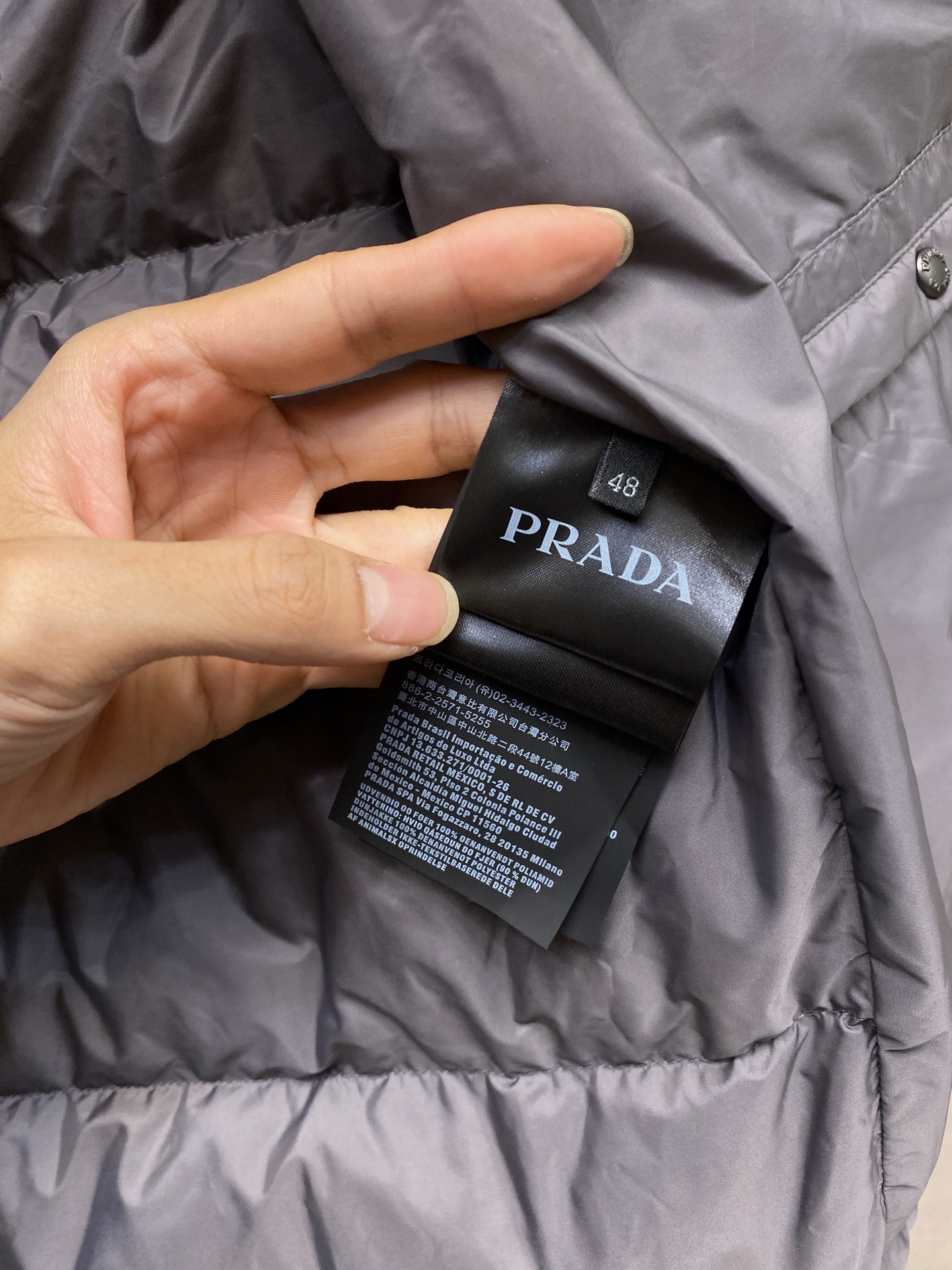 🌟🌟，，Prada 饰标羽绒马甲： 面料选择:  选用100%锦纶制成的再生尼龙面料，通过先进的纺织技术，编织成紧密且坚