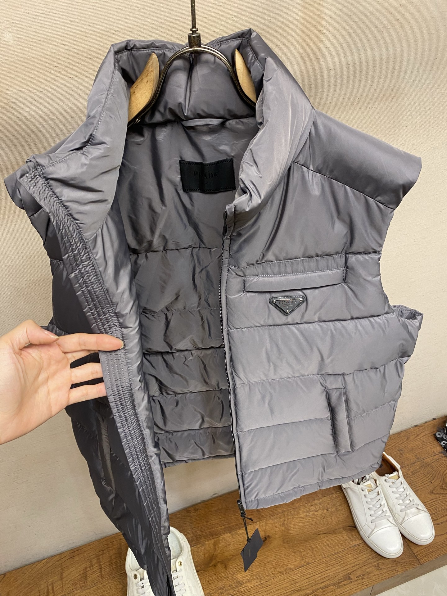 🌟🌟，，Prada 饰标羽绒马甲： 面料选择:  选用100%锦纶制成的再生尼龙面料，通过先进的纺织技术，编织成紧密且坚