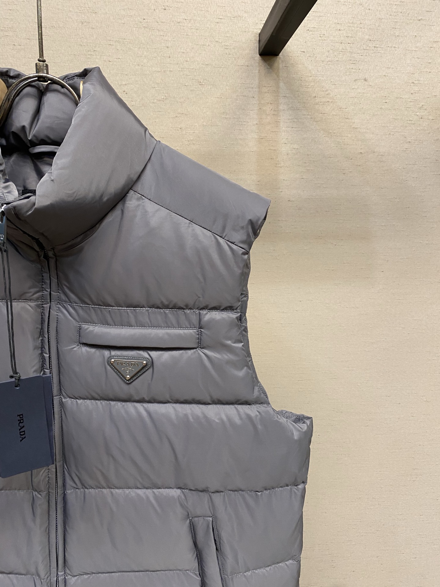 🌟🌟，，Prada 饰标羽绒马甲： 面料选择:  选用100%锦纶制成的再生尼龙面料，通过先进的纺织技术，编织成紧密且坚