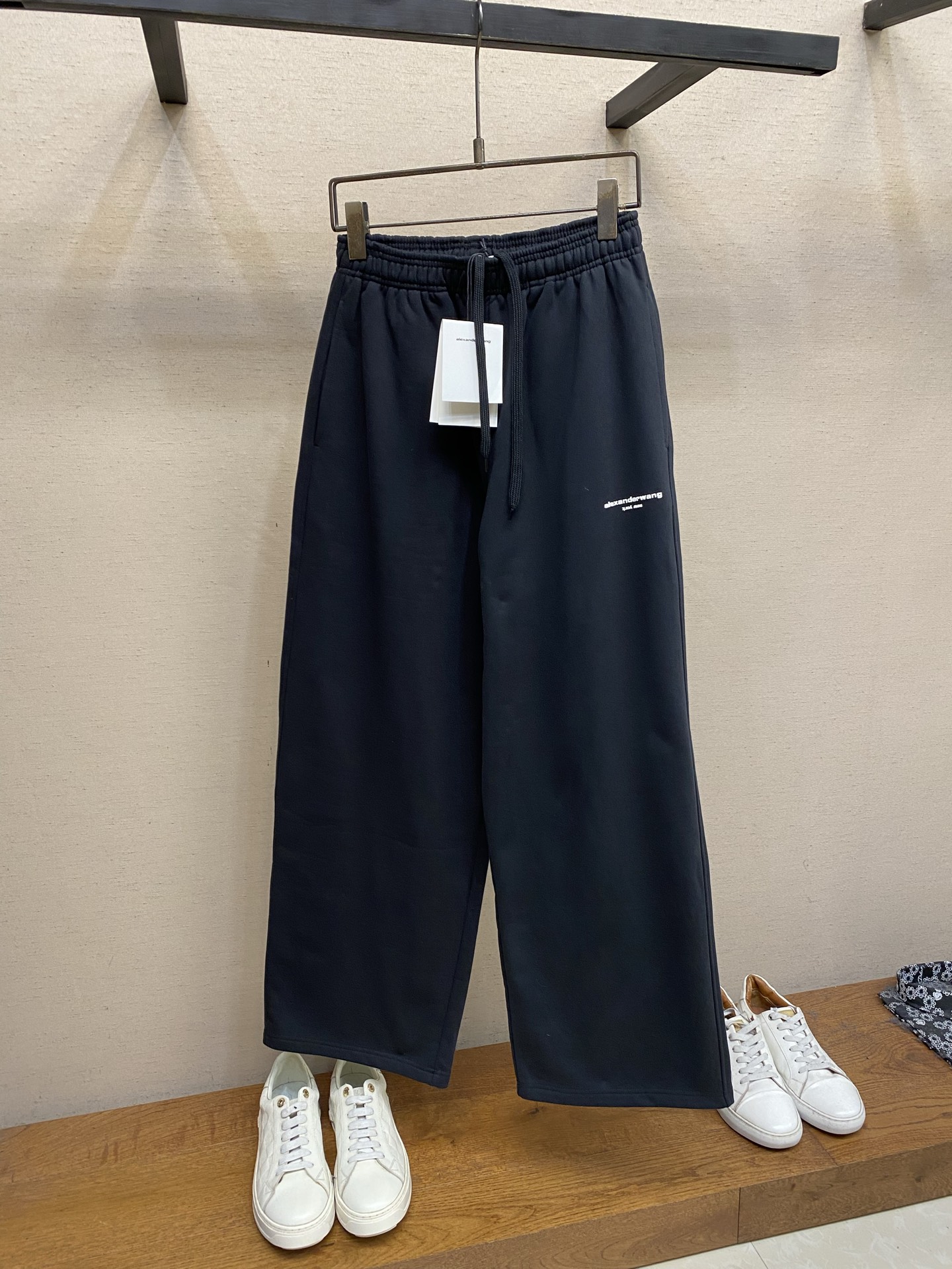 🌟🌟，，Alexander wang 男士休闲裤👍 最新款上身版型无敌正！ 绝对可以闭眼收的一款 此款裤子非常百搭，弹力