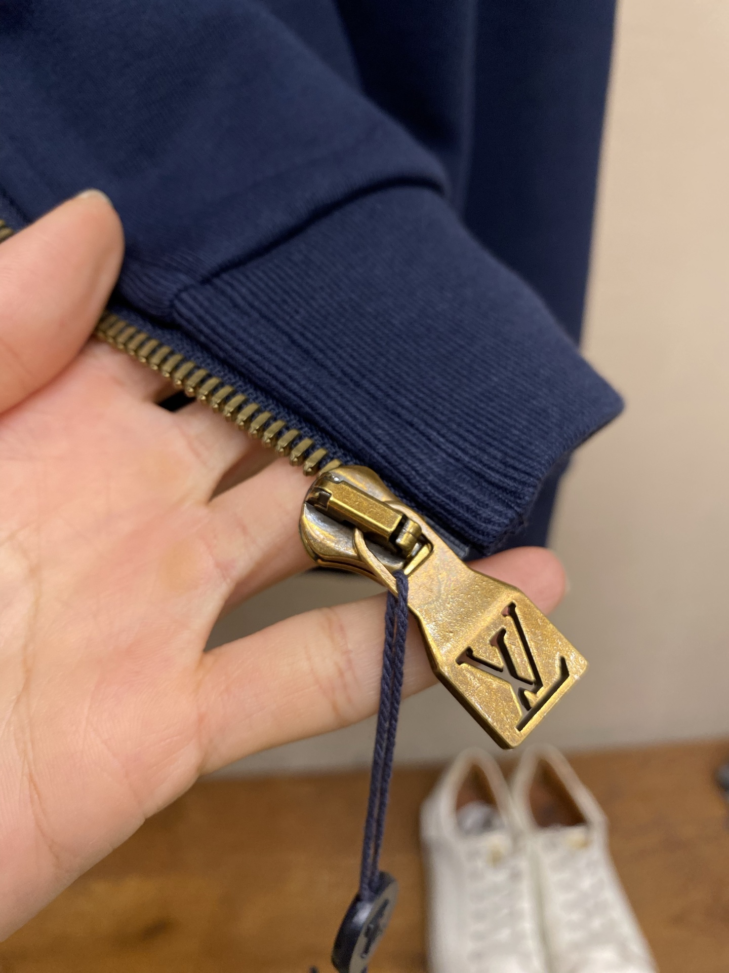 🌟🌟,, 1V 路易家 VVN皮质标识拉链连帽衫外套 本款拉链连帽衫为休闲造型注入时髦气息,成就历久弥新的衣橱精品。胸前 🌟🌟,, 1V 路易家 VVN皮质标识拉链连帽衫外套 本款拉链连帽衫为休闲造型注入时髦气息,成就历久弥新的衣橱精品。胸前