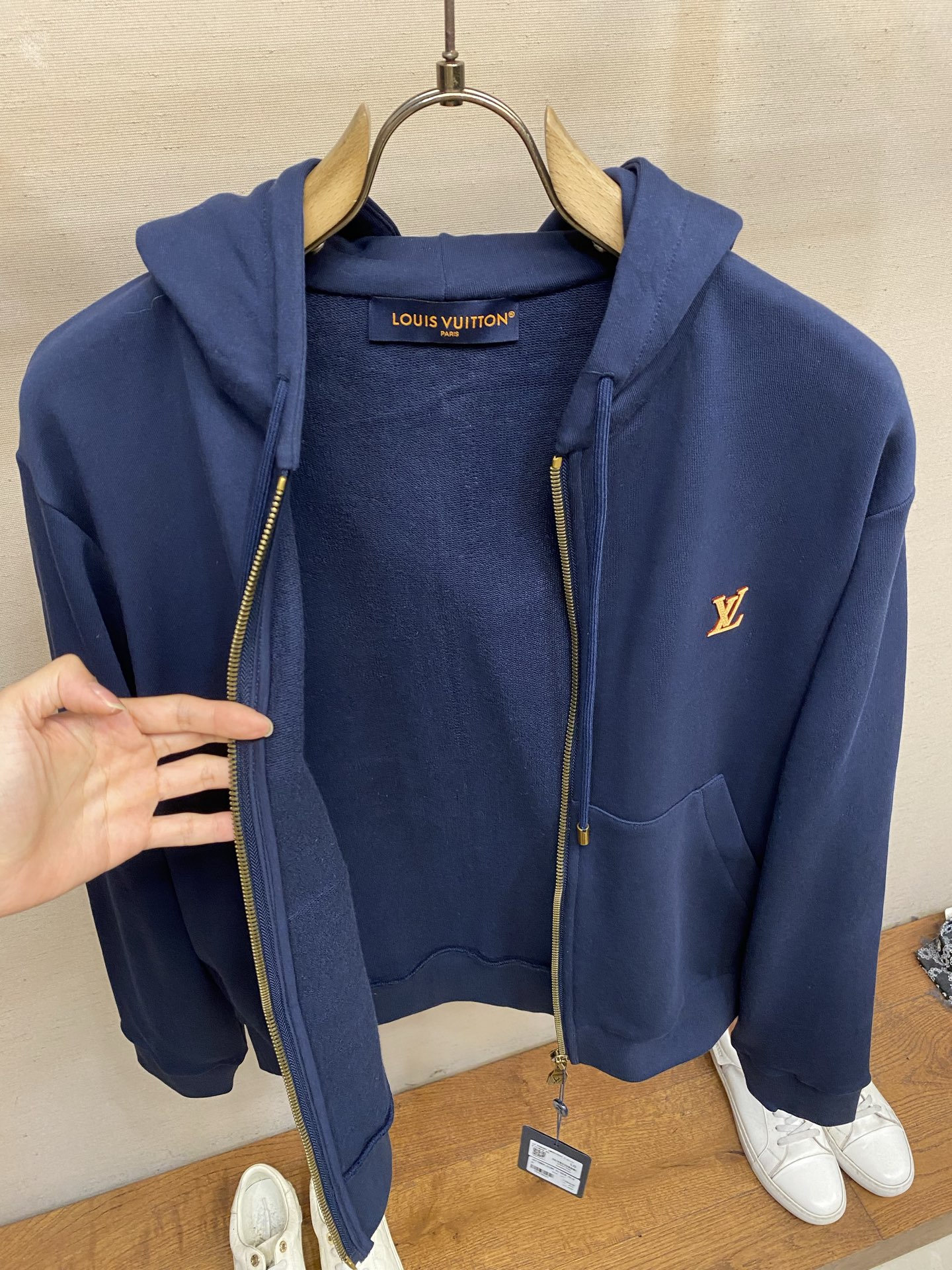 🌟🌟,, 1V 路易家 VVN皮质标识拉链连帽衫外套 本款拉链连帽衫为休闲造型注入时髦气息,成就历久弥新的衣橱精品。胸前 🌟🌟,, 1V 路易家 VVN皮质标识拉链连帽衫外套 本款拉链连帽衫为休闲造型注入时髦气息,成就历久弥新的衣橱精品。胸前