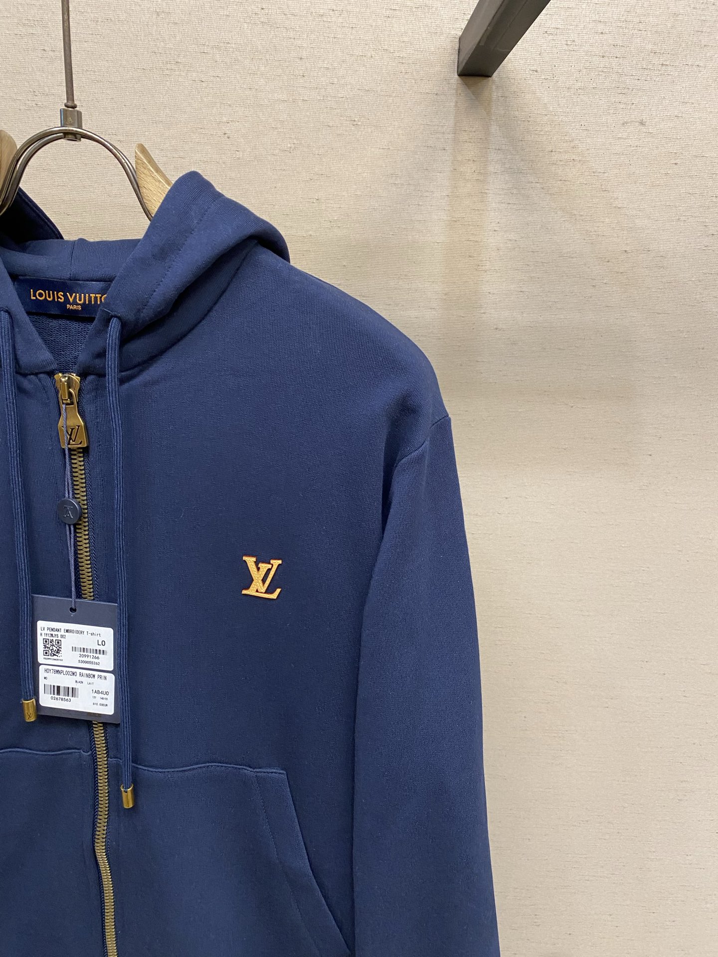 🌟🌟,, 1V 路易家 VVN皮质标识拉链连帽衫外套 本款拉链连帽衫为休闲造型注入时髦气息,成就历久弥新的衣橱精品。胸前 🌟🌟,, 1V 路易家 VVN皮质标识拉链连帽衫外套 本款拉链连帽衫为休闲造型注入时髦气息,成就历久弥新的衣橱精品。胸前
