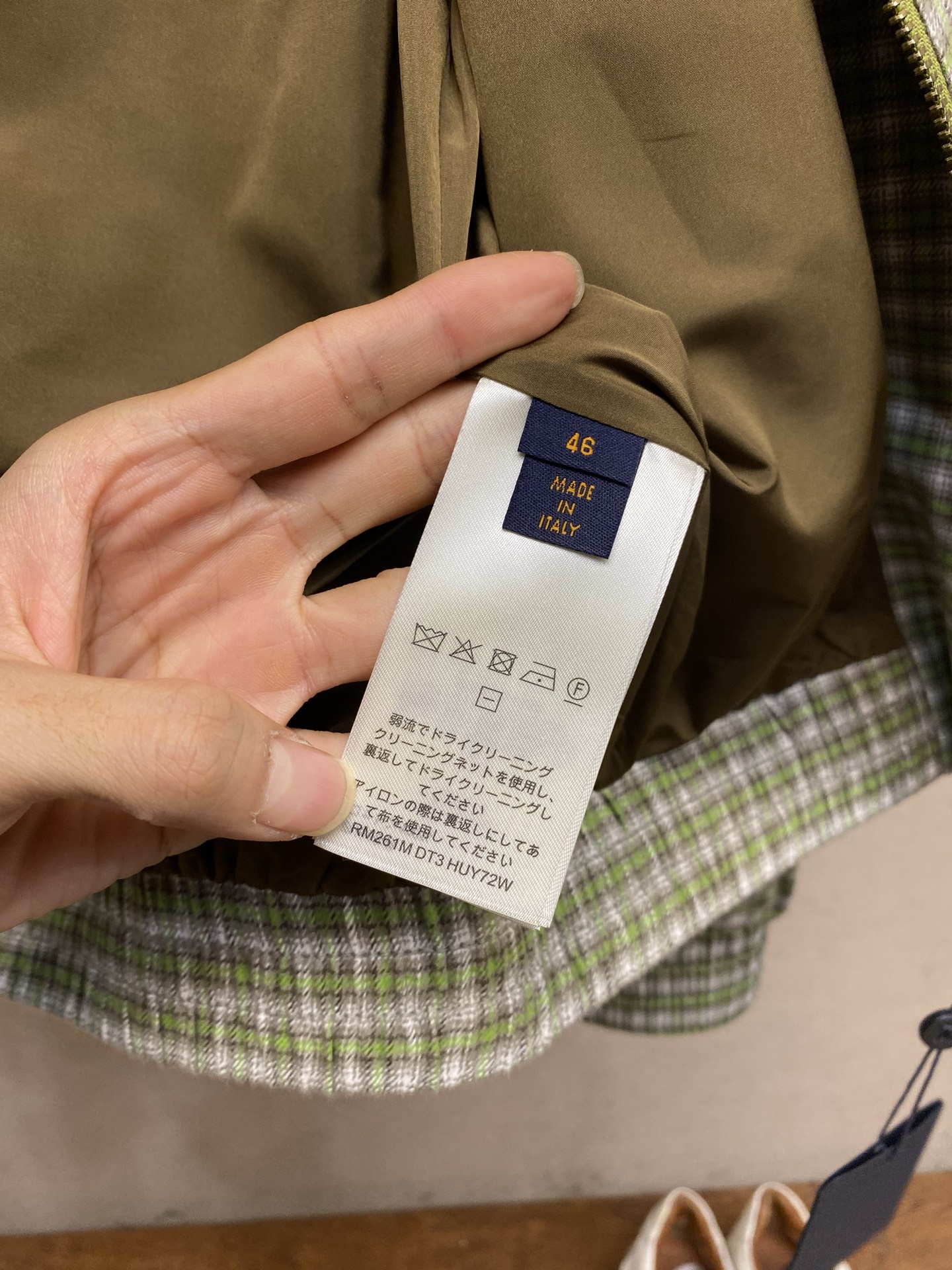 🌟🌟,, 1V 路易家 标识印花法兰绒面格纹夹克外套.本款夹克上衣呼应 2026秋冬秀场复古未来主义活力。绒面面料铺陈格 🌟🌟,, 1V 路易家 标识印花法兰绒面格纹夹克外套.本款夹克上衣呼应 2026秋冬秀场复古未来主义活力。绒面面料铺陈格