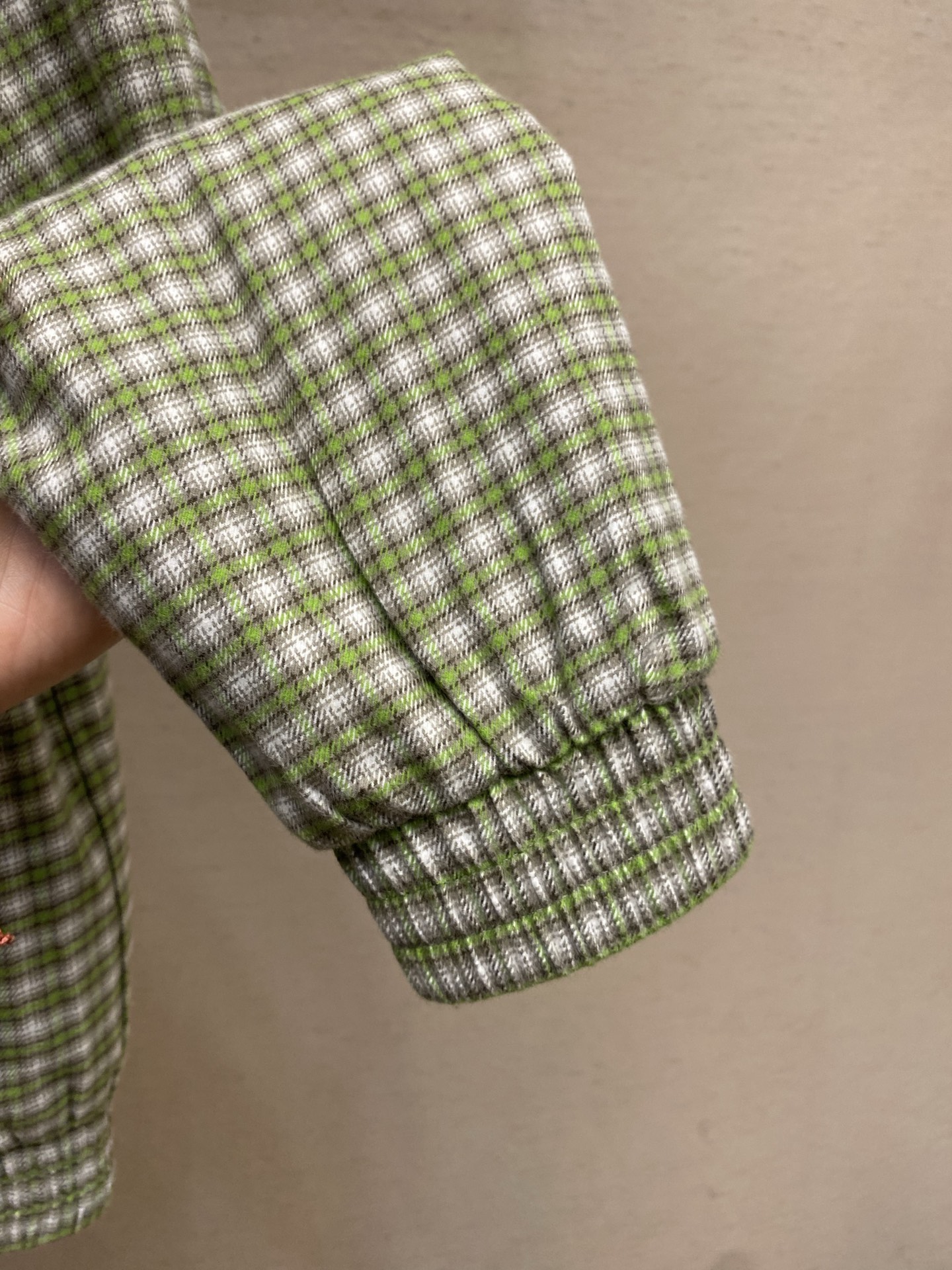 🌟🌟,, 1V 路易家 标识印花法兰绒面格纹夹克外套.本款夹克上衣呼应 2026秋冬秀场复古未来主义活力。绒面面料铺陈格 🌟🌟,, 1V 路易家 标识印花法兰绒面格纹夹克外套.本款夹克上衣呼应 2026秋冬秀场复古未来主义活力。绒面面料铺陈格