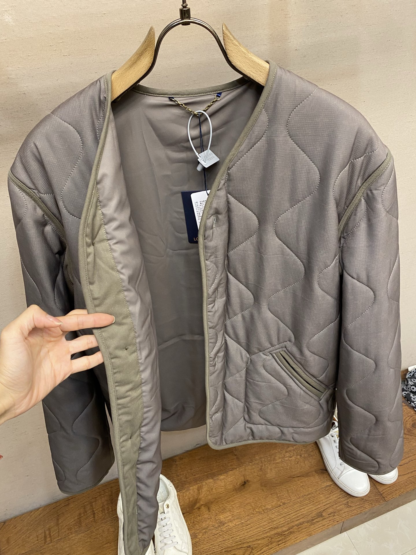 🌟🌟,,1V Monogram提花标识绗缝内衬夹克 正品26400购入开发 定制锦纶尼龙提花梭织布 人丝里布 1600羽 🌟🌟,,1V Monogram提花标识绗缝内衬夹克 正品26400购入开发 定制锦纶尼龙提花梭织布 人丝里布 1600羽