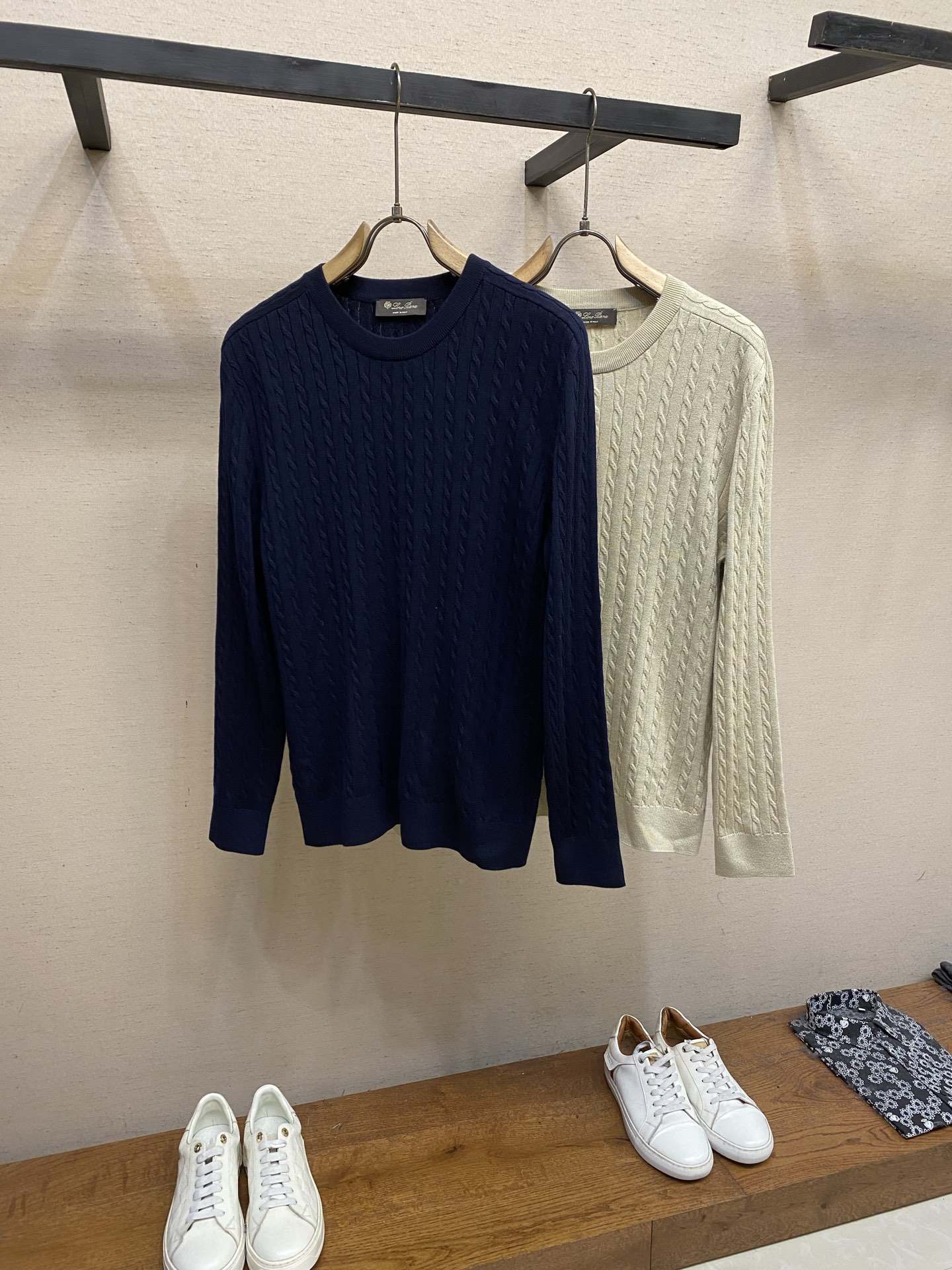 🌟🌟，，Loro Piana……诺悠 Cedar系列 26年秋冬新品低调奢华老钱风 可机洗绅士圆领绞花打底毛衣 2股45