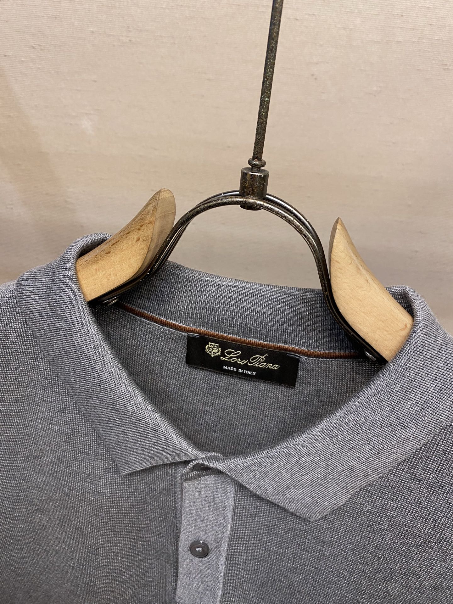 🌟🌟，，Loro Piana 极品桑蚕丝老P风 2026秋冬新品翻领长袖针织打底，简约中透着精致感。面料采用加厚89%天