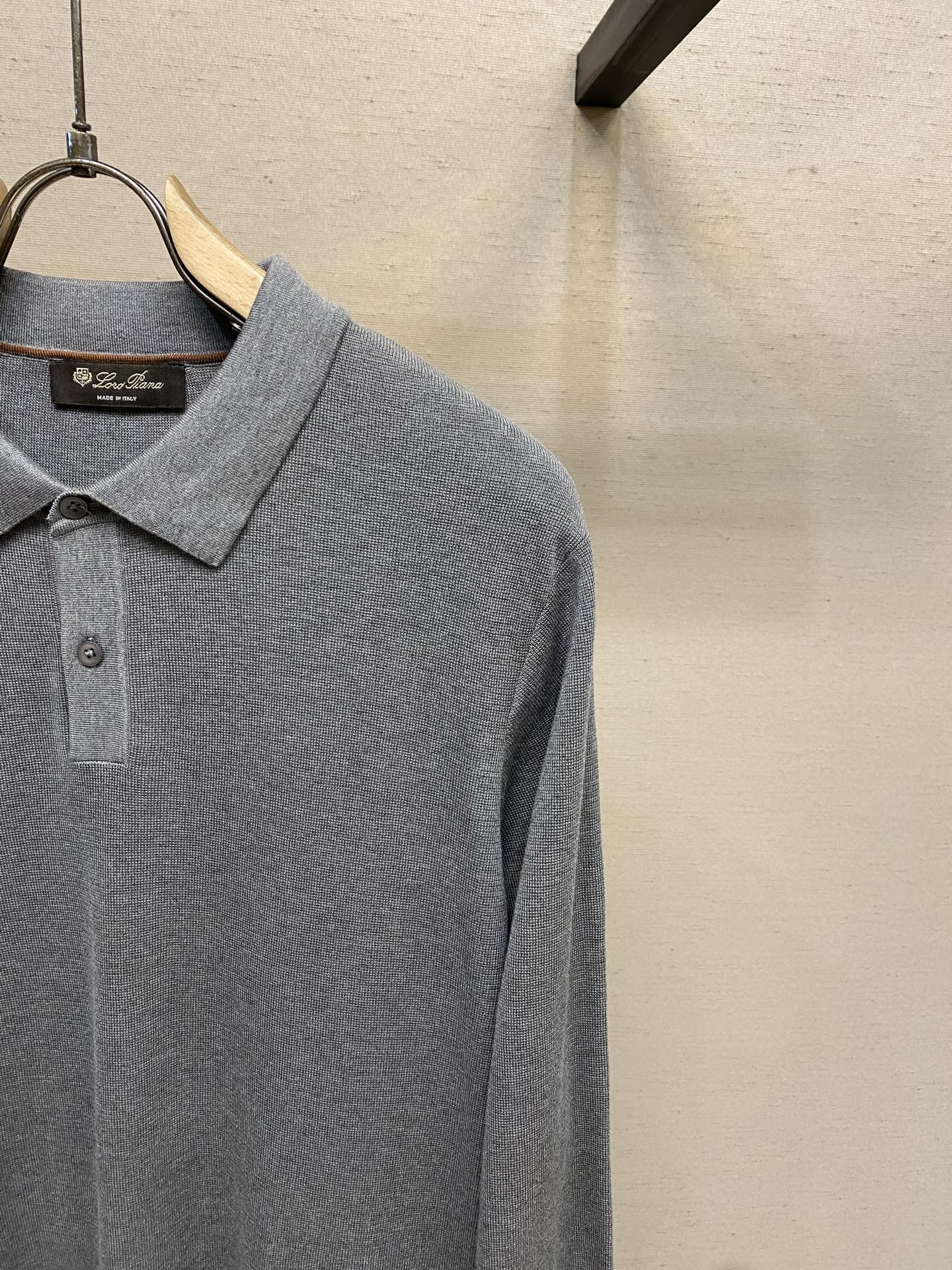 🌟🌟，，Loro Piana 极品桑蚕丝老P风 2026秋冬新品翻领长袖针织打底，简约中透着精致感。面料采用加厚89%天