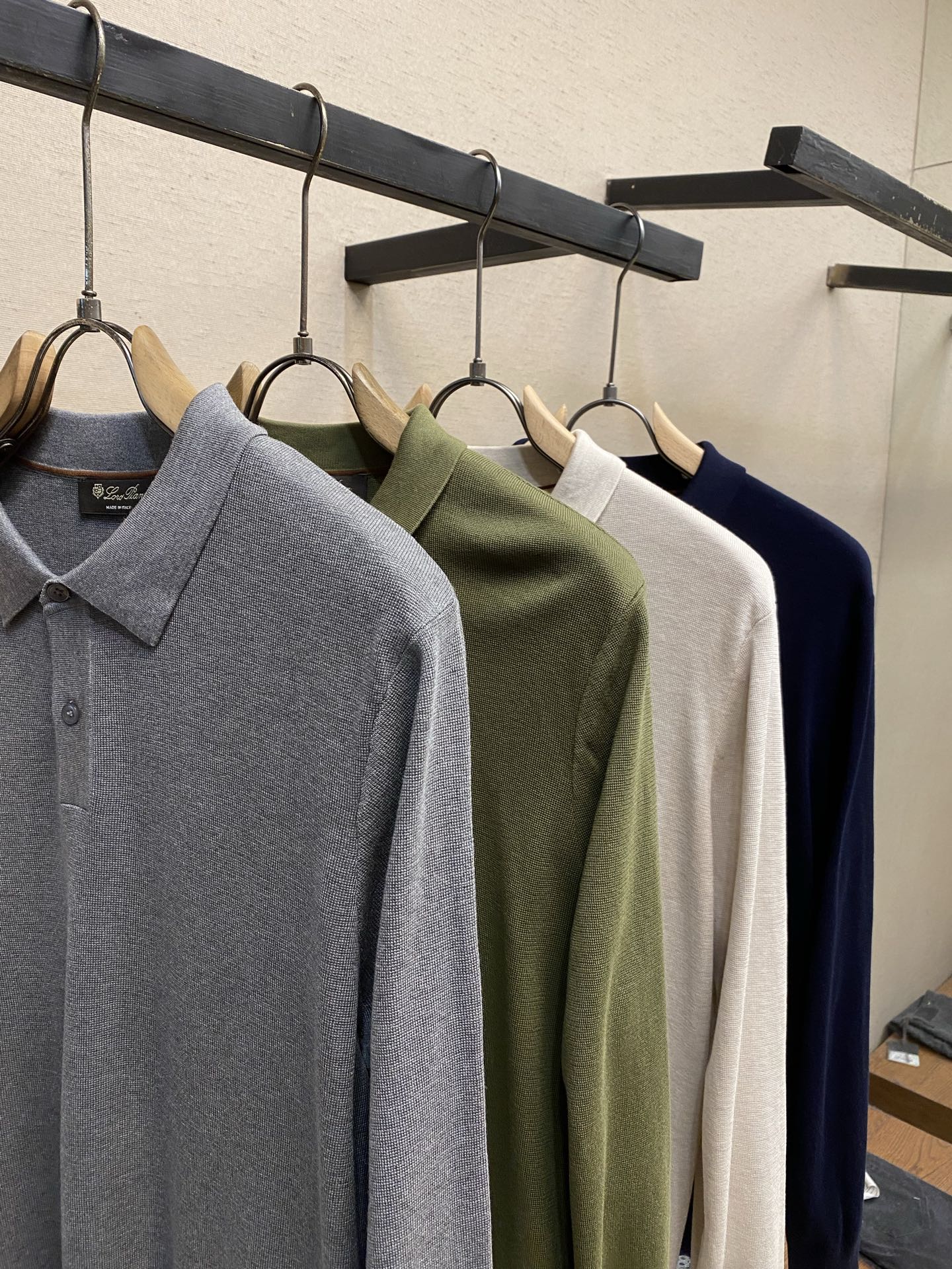 🌟🌟，，Loro Piana 极品桑蚕丝老P风 2026秋冬新品翻领长袖针织打底，简约中透着精致感。面料采用加厚89%天