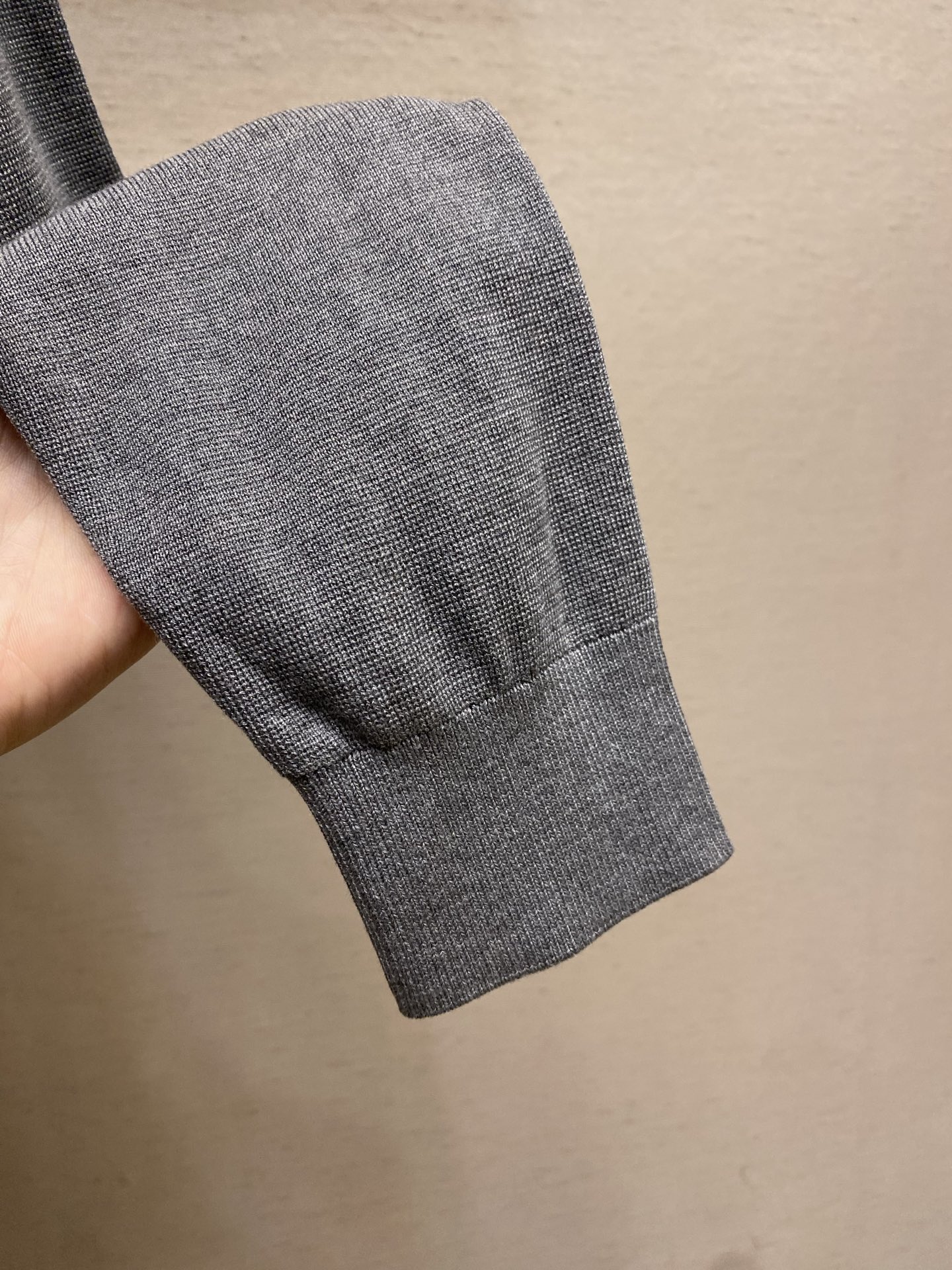 🌟🌟，，Loro Piana 极品桑蚕丝老P风 2026秋冬新品翻领长袖针织打底，简约中透着精致感。面料采用加厚89%天