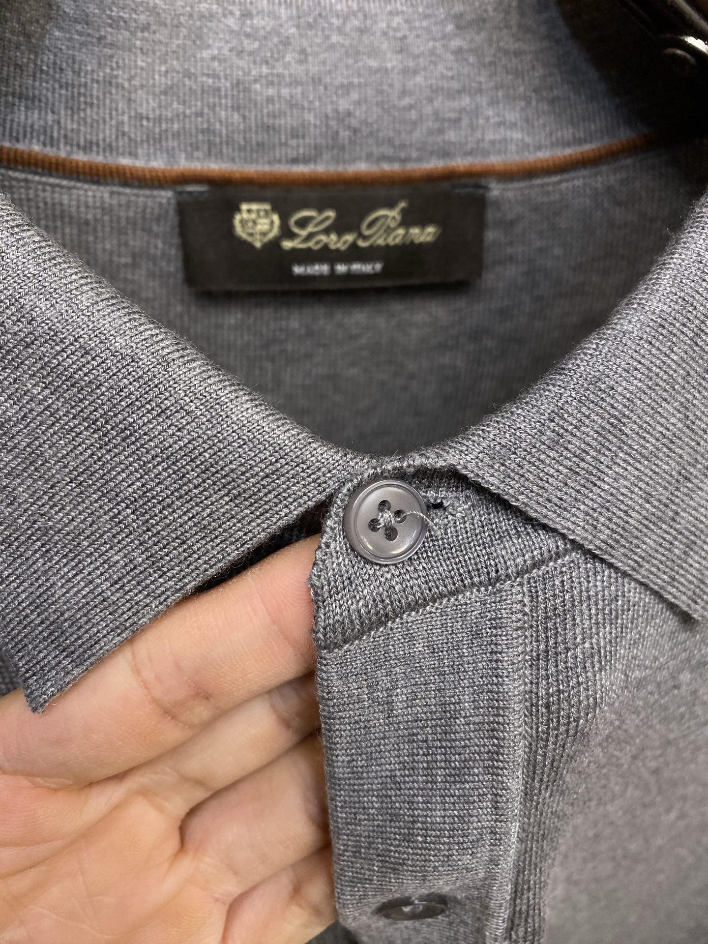 🌟🌟，，Loro Piana 极品桑蚕丝老P风 2026秋冬新品翻领长袖针织打底，简约中透着精致感。面料采用加厚89%天