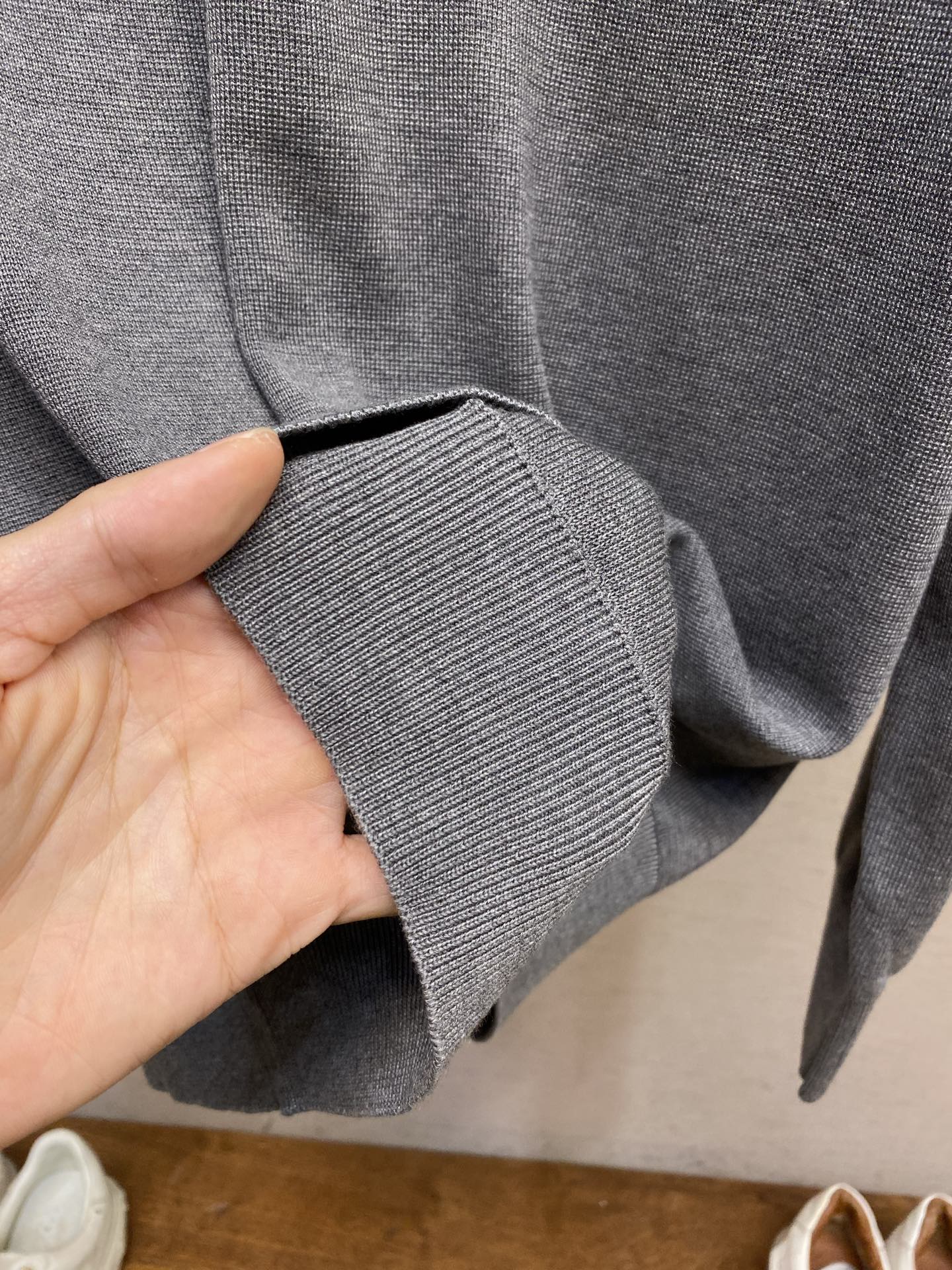 🌟🌟，，Loro Piana 极品桑蚕丝老P风 2026秋冬新品翻领长袖针织打底，简约中透着精致感。面料采用加厚89%天