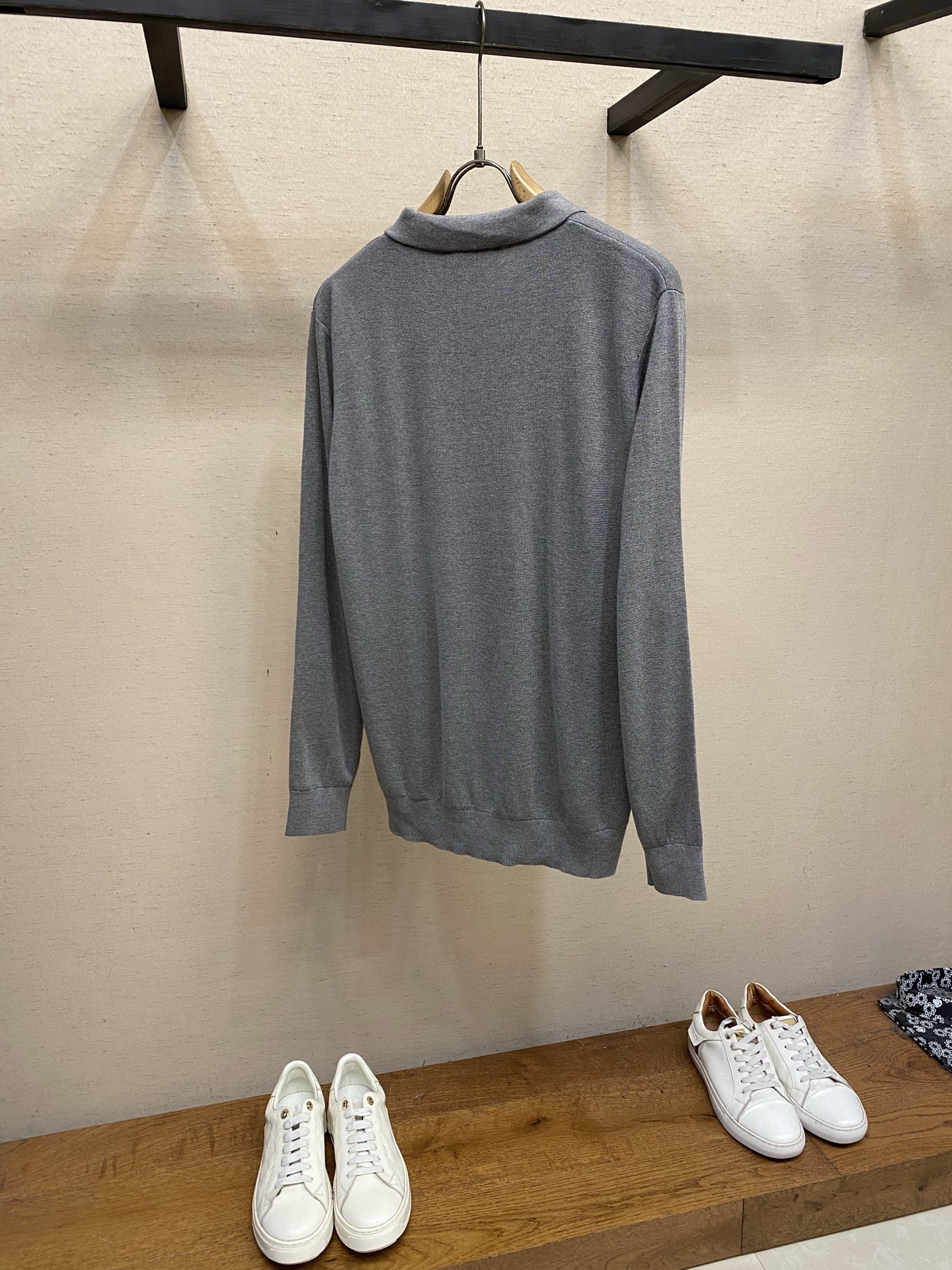 🌟🌟，，Loro Piana 极品桑蚕丝老P风 2026秋冬新品翻领长袖针织打底，简约中透着精致感。面料采用加厚89%天