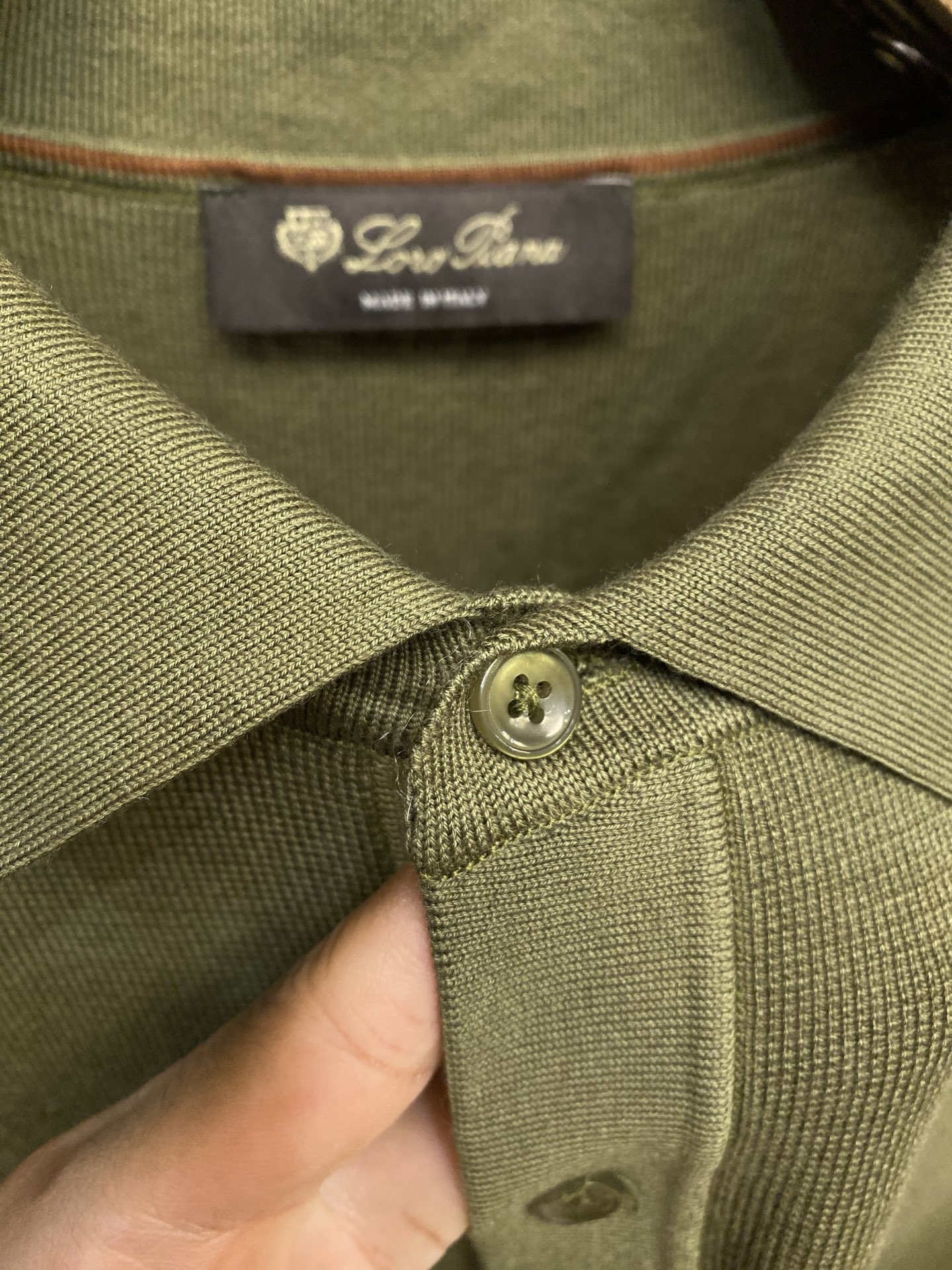 🌟🌟，，Loro Piana 极品桑蚕丝老P风 2026秋冬新品翻领长袖针织打底，简约中透着精致感。面料采用加厚89%天